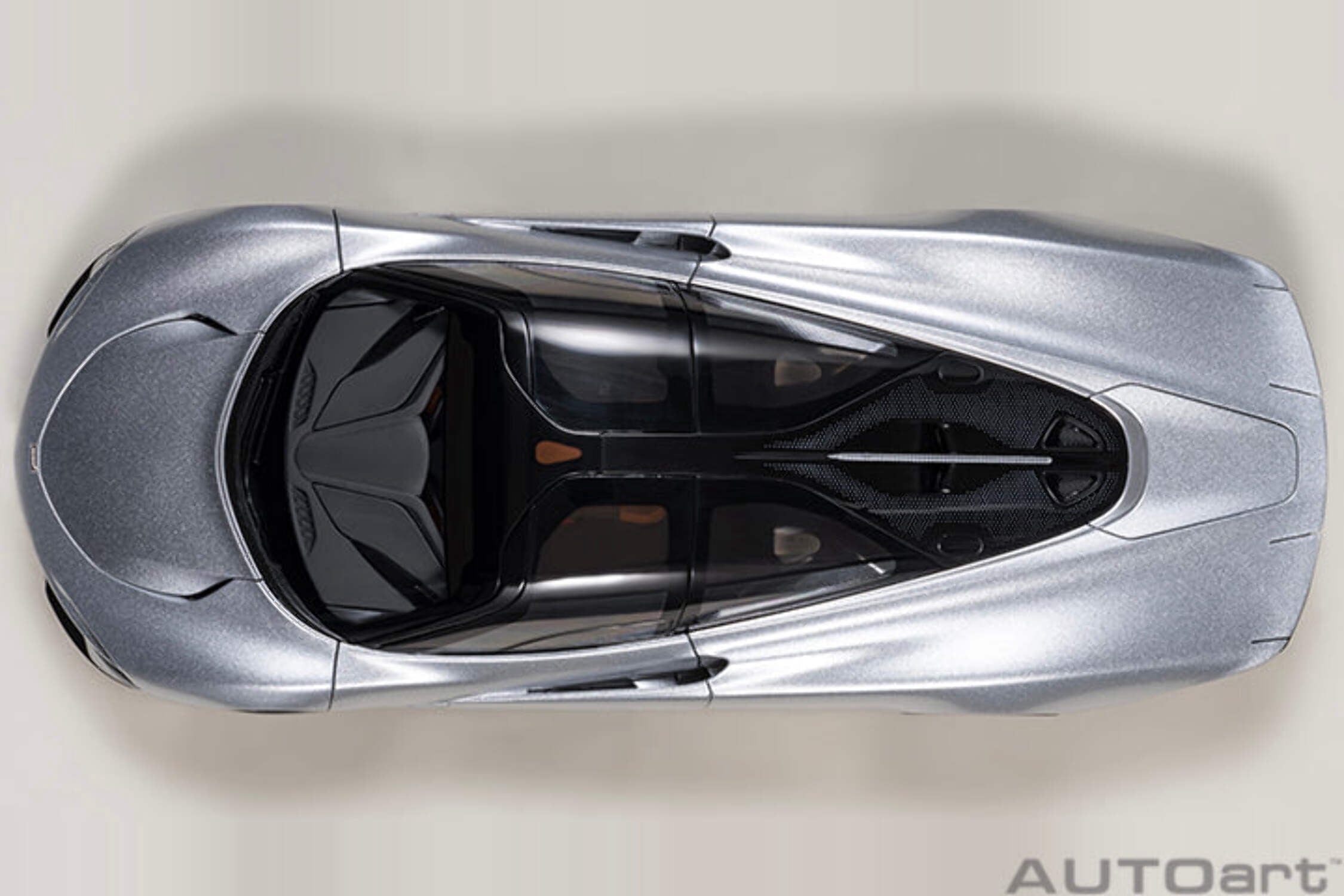McLaren Speedtail Supernova Silver Metallic with Black Top and Suitcase Accessories 1/18 Model Car by Autoart