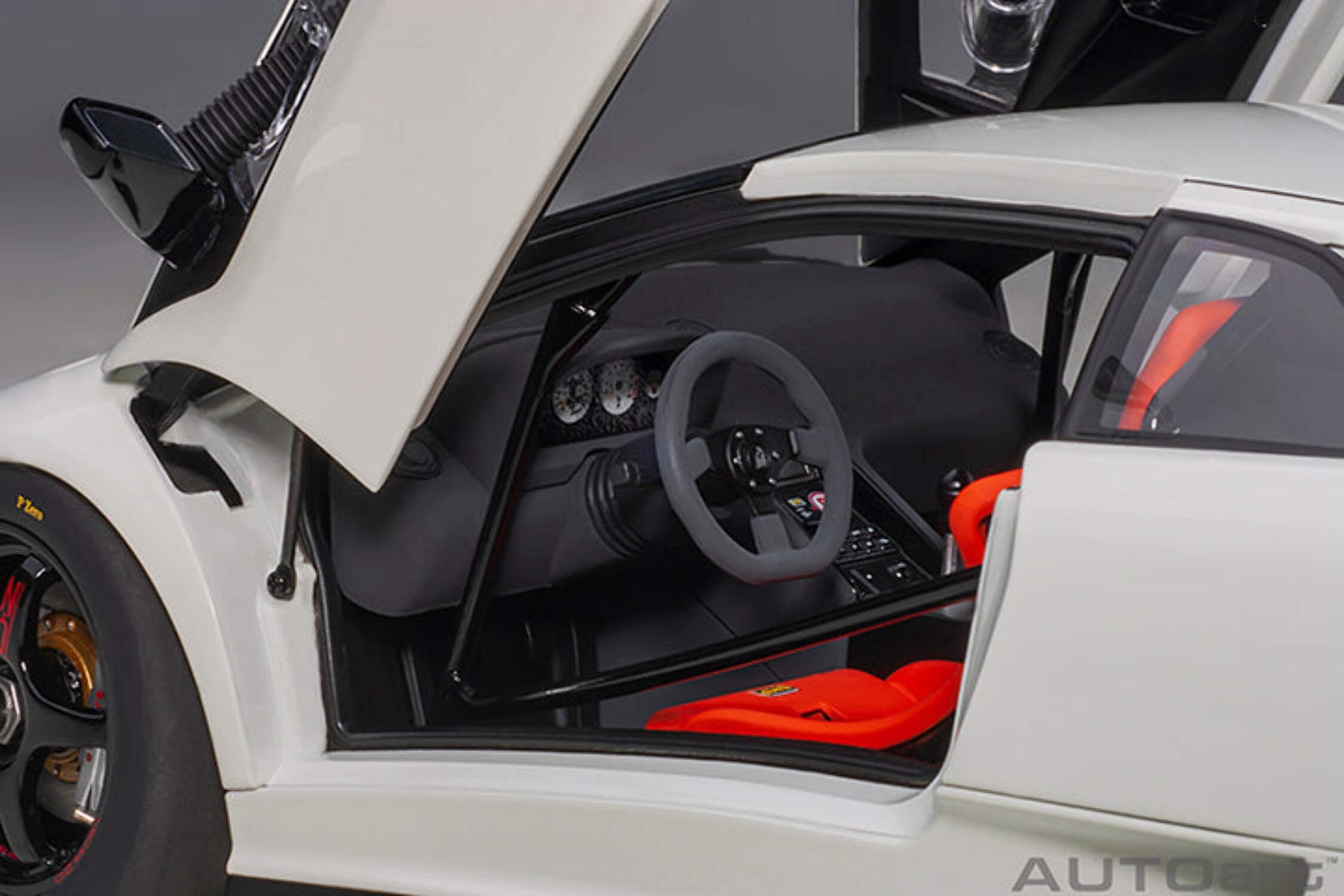 Lamborghini Diablo SV-R Impact White 1/18 Model Car by Autoart