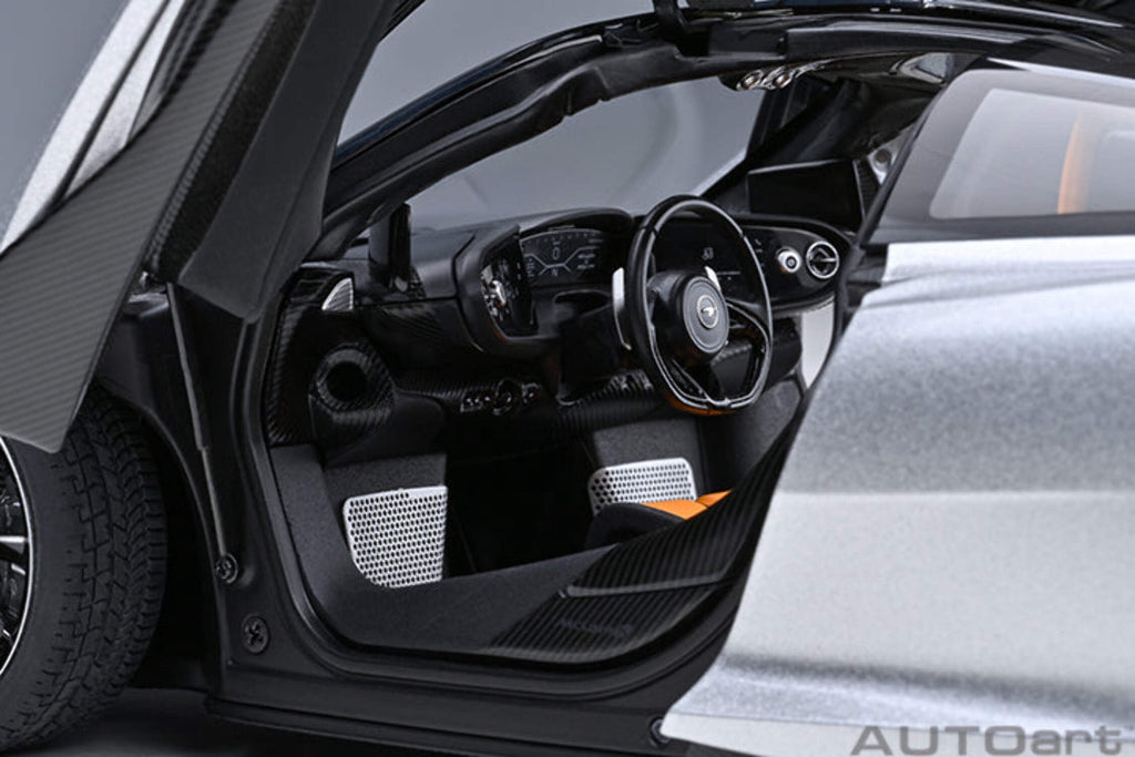 McLaren Speedtail Supernova Silver Metallic with Black Top and Suitcase Accessories 1/18 Model Car by Autoart