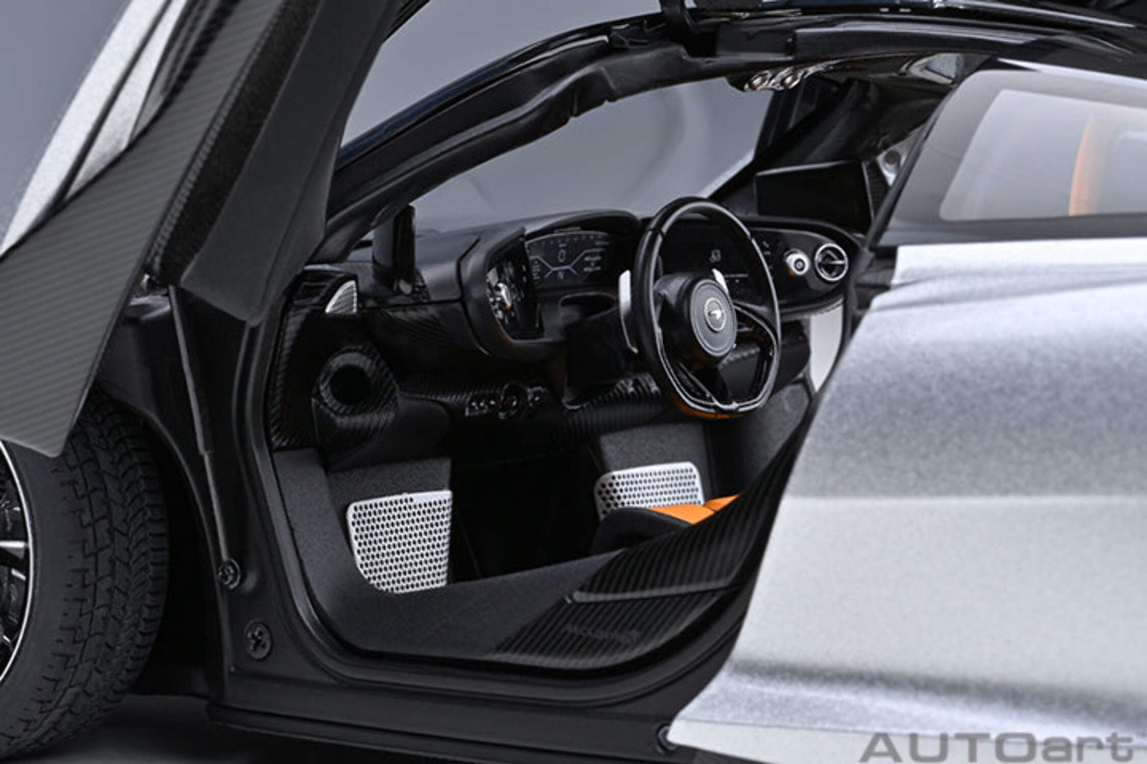McLaren Speedtail Supernova Silver Metallic with Black Top and Suitcase Accessories 1/18 Model Car by Autoart