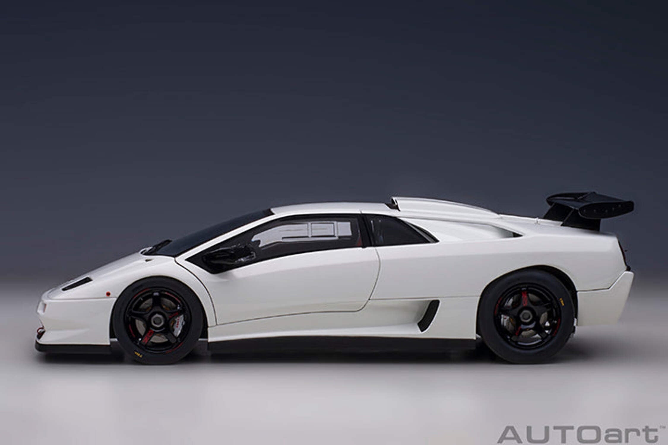 Lamborghini Diablo SV-R Impact White 1/18 Model Car by Autoart