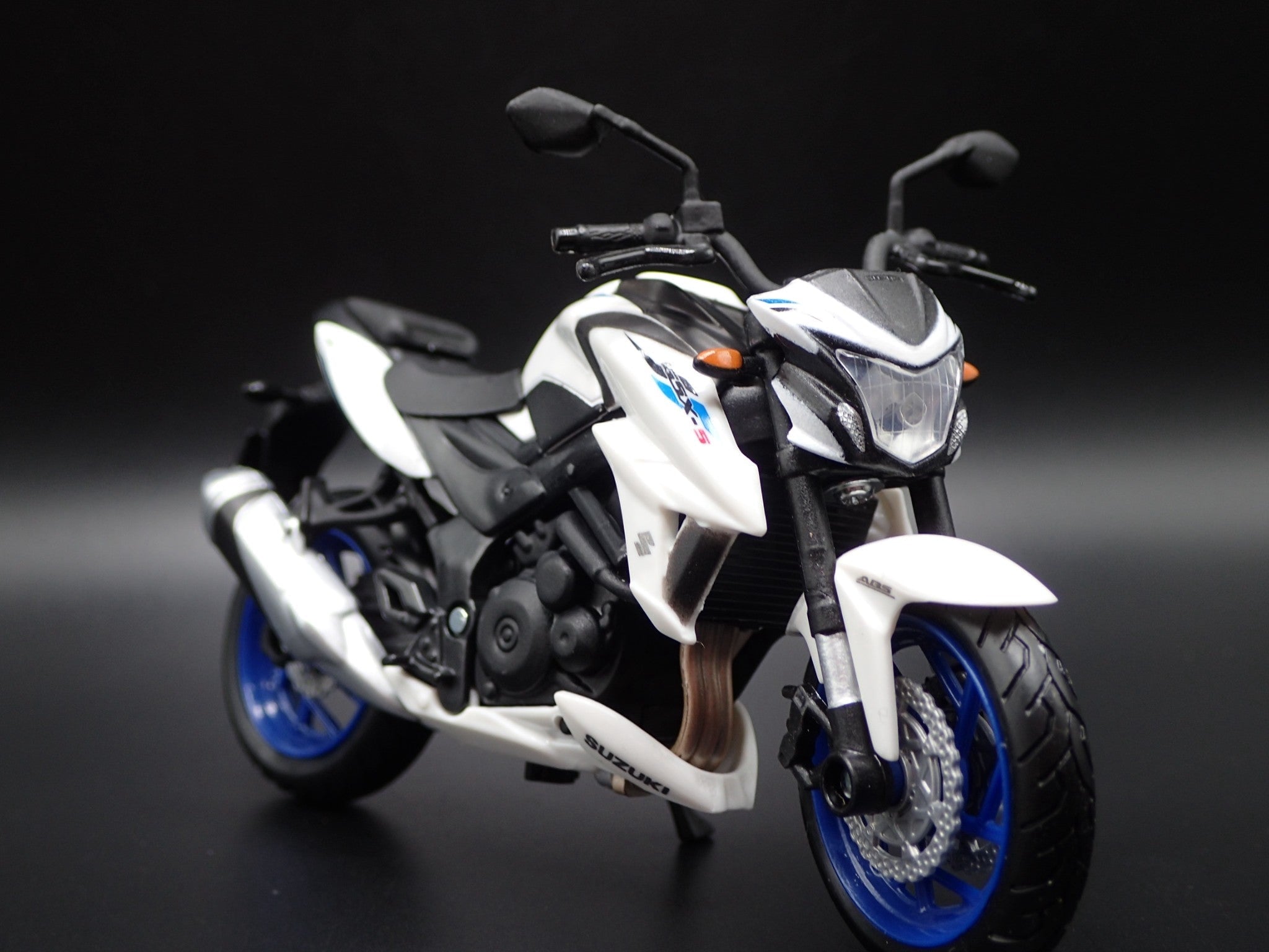 Open Box SUZUKI GSX-S750 ABS SPORT BIKE MOTORCYCLE WHITE 1/18 SCALE DIECAST MODEL BIKE