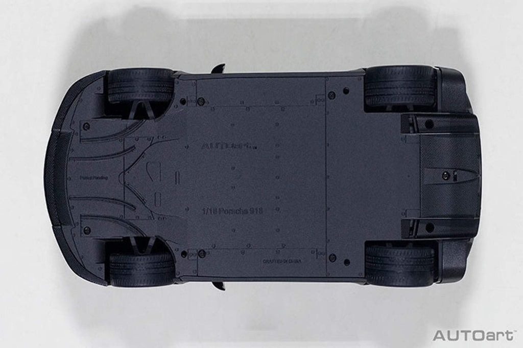 Autoart 77929 No.15 Porsche 918 Spyder Weissach Black-Martini Livery 1-18 Scale Model Car