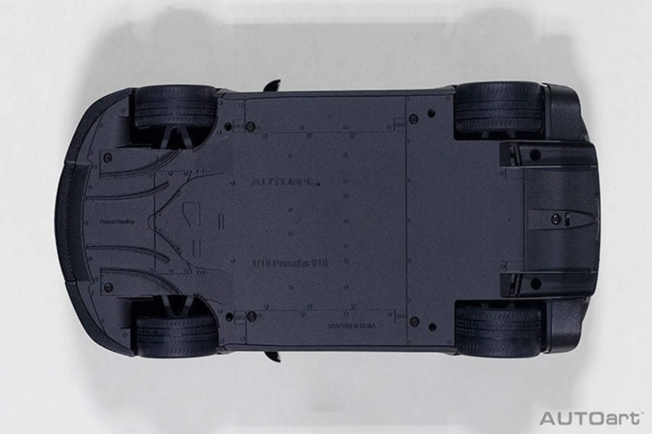 Autoart 77929 No.15 Porsche 918 Spyder Weissach Black-Martini Livery 1-18 Scale Model Car