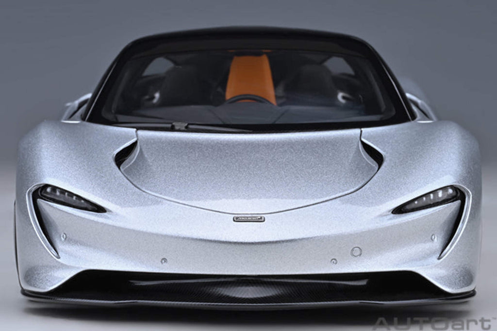 McLaren Speedtail Supernova Silver Metallic with Black Top and Suitcase Accessories 1/18 Model Car by Autoart