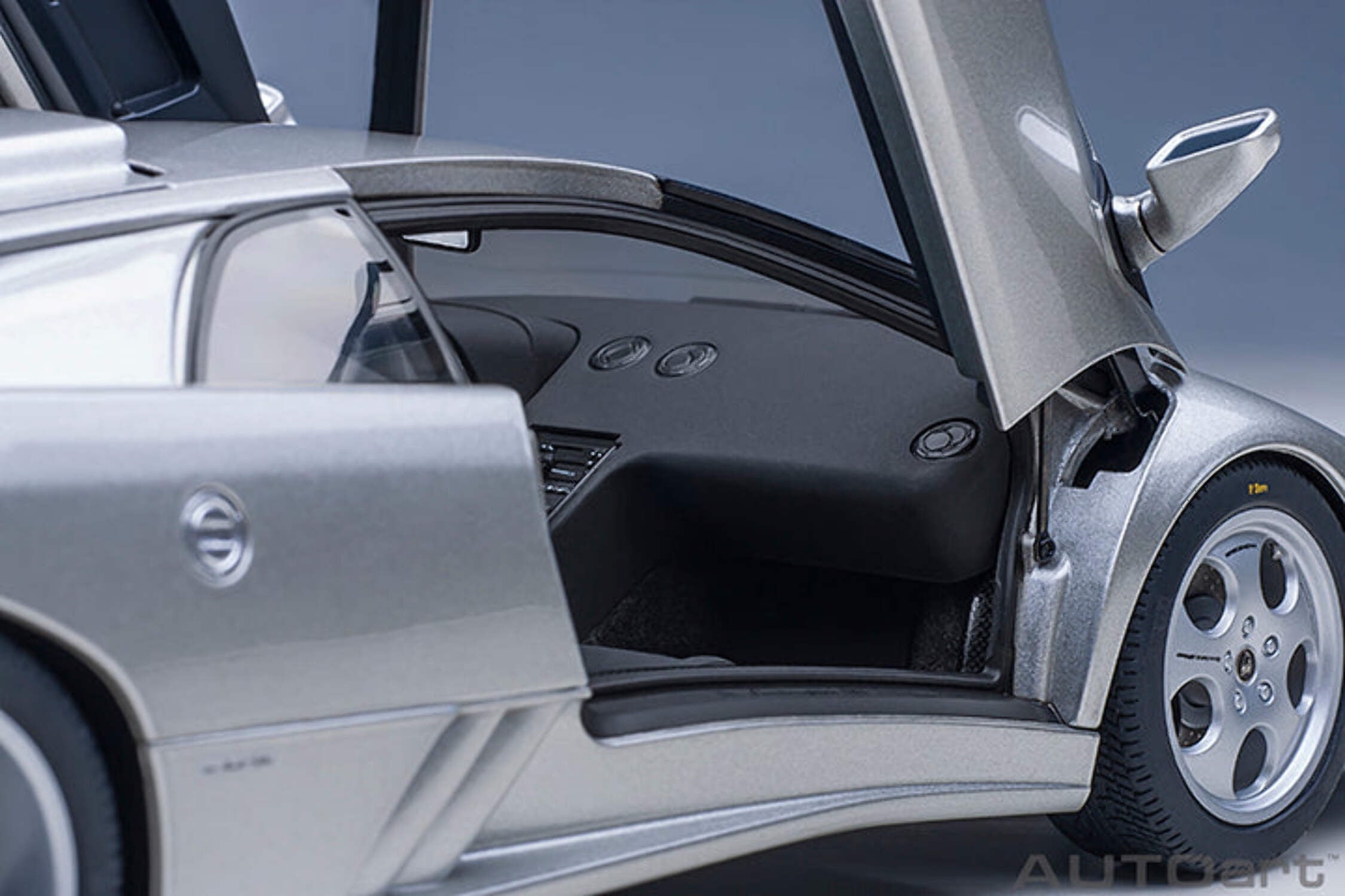 Autoart 79143 1-18 Scale Lamborghini Diablo Se30 Jota Titanio Model Car, Metallic Silver