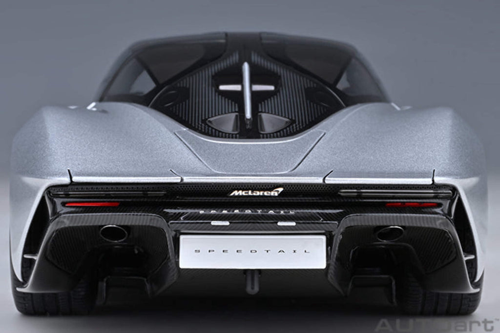 McLaren Speedtail Supernova Silver Metallic with Black Top and Suitcase Accessories 1/18 Model Car by Autoart