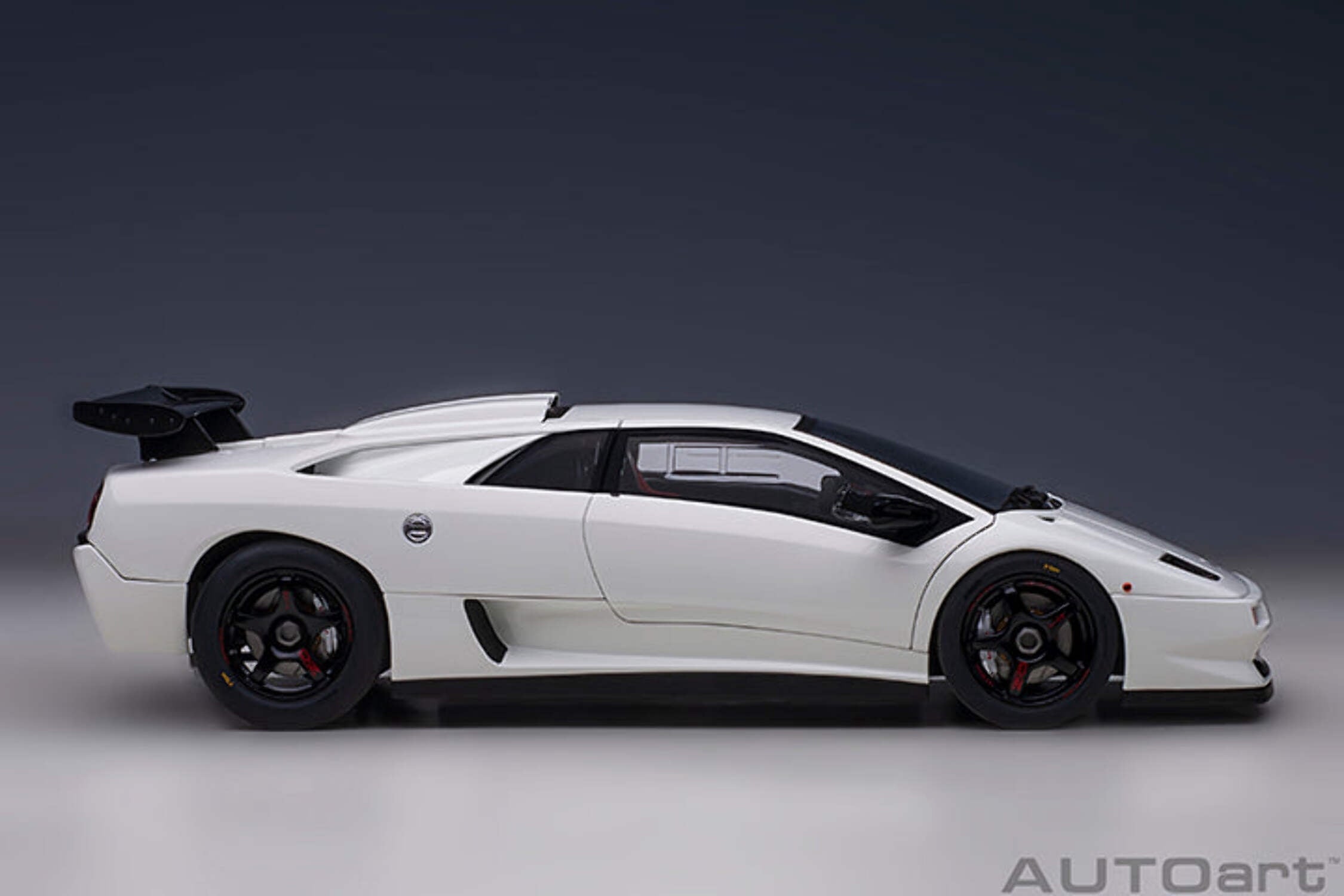 Lamborghini Diablo SV-R Impact White 1/18 Model Car by Autoart