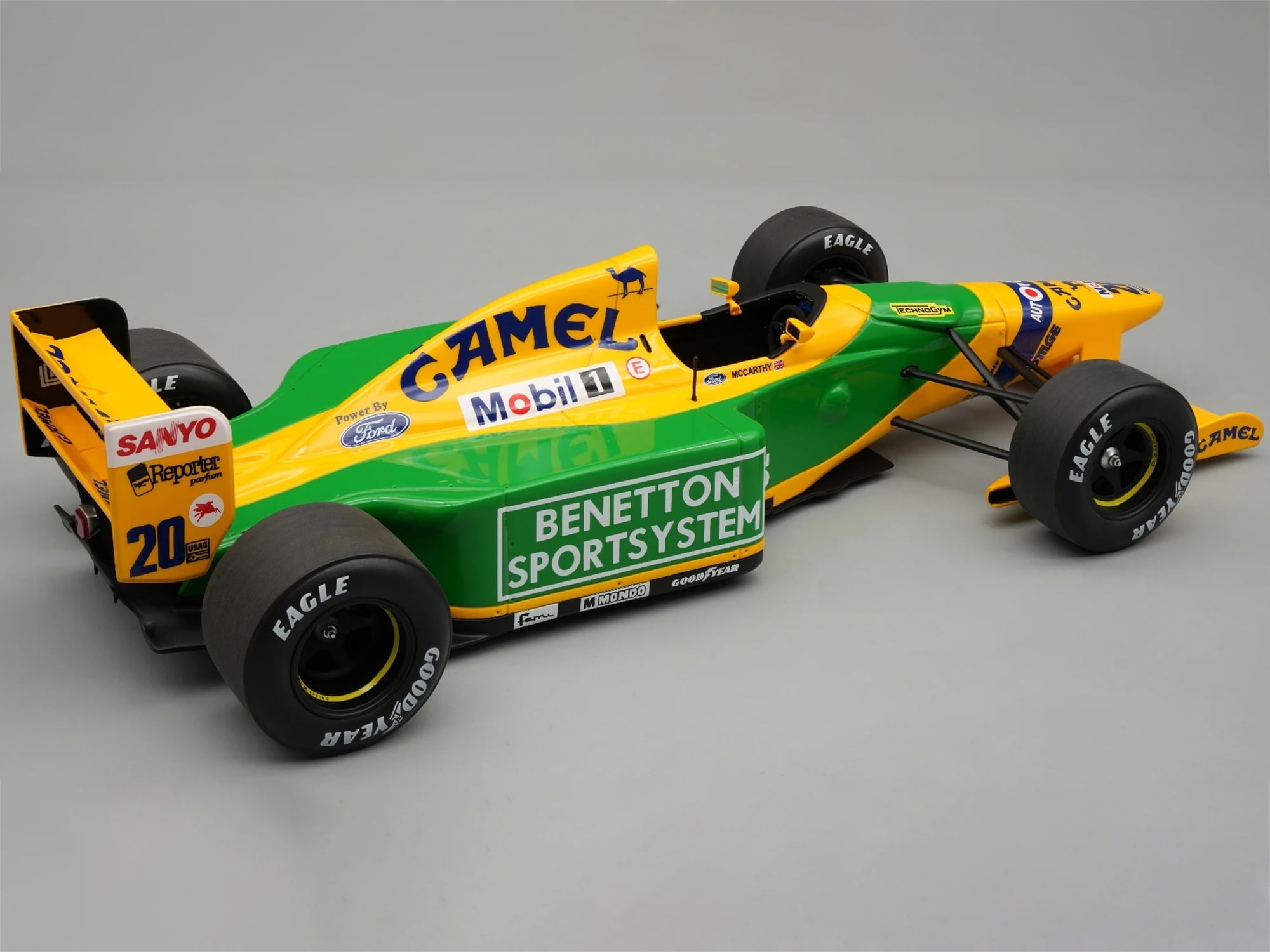 Benetton B192 #20 Perry McCarthy Test Car F1 "British GP" (1992) "Mythos Series" with Display Case 1/18 Model Car by Tecnomodel