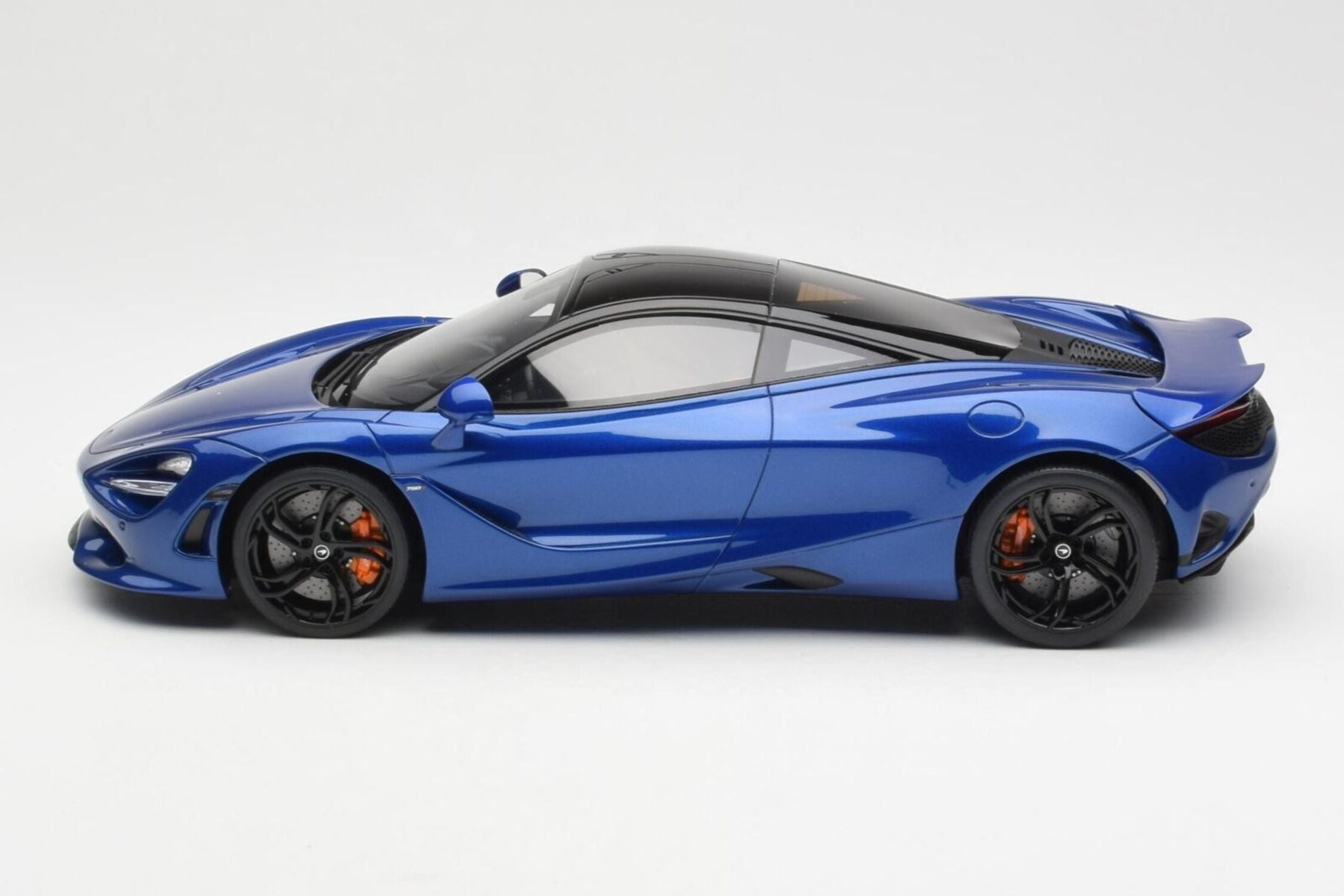 2023 McLaren 750S Coupe Blue Metallic with Black Top 1/18 Model Car by GT Spirit