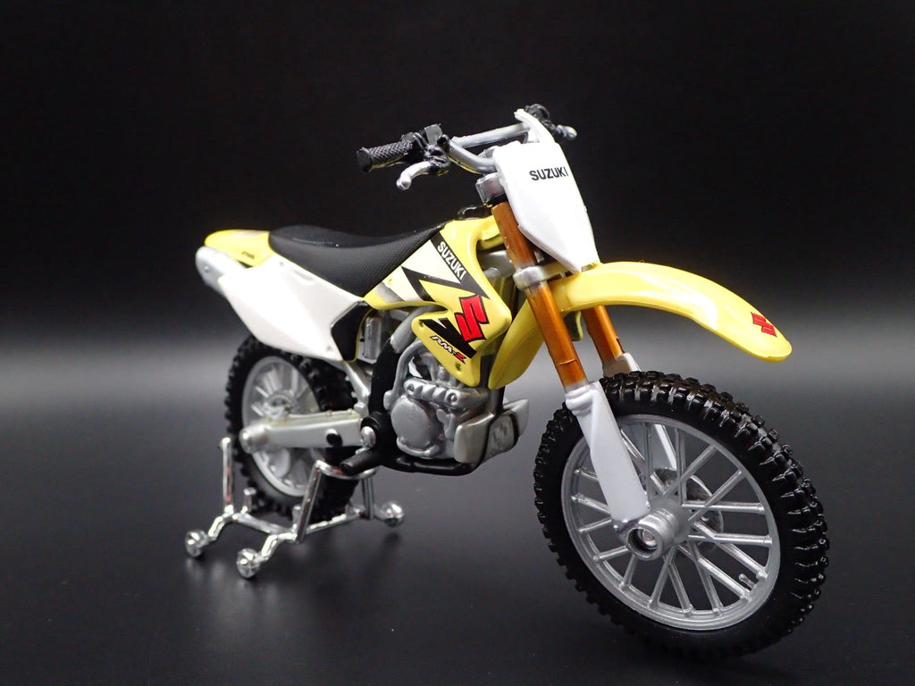 Open Box SUZUKI RM Z250 DIRT BIKE MOTORCYCLE YELLOW 1/18 SCALE DIORAMA DIECAST MODEL BIKE