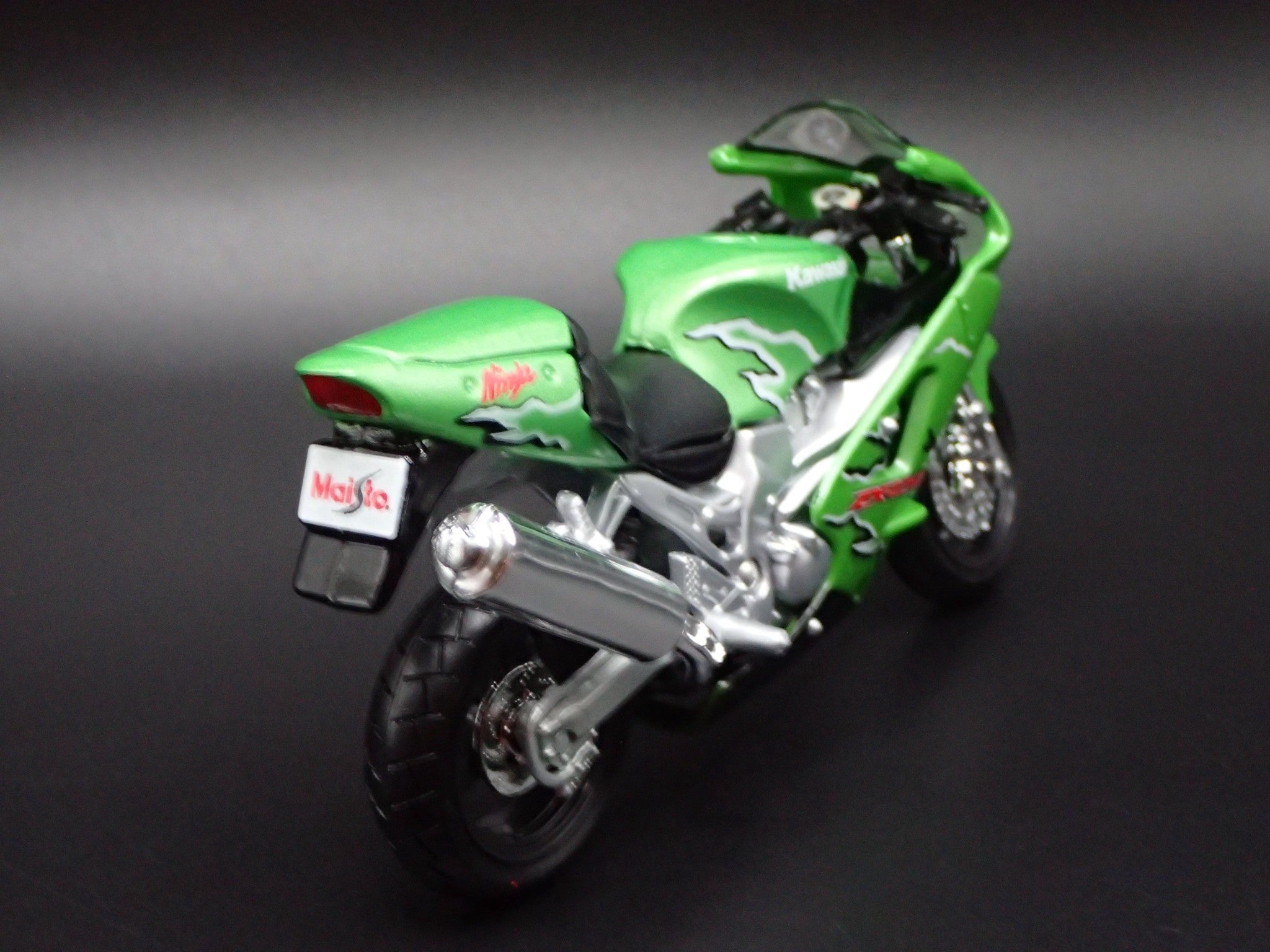 Open Box KAWASAKI NINJA ZX12R BIKE MOTORCYCLE GREEN 1/18 SCALE DIORAMA DIECAST MODEL BIKE