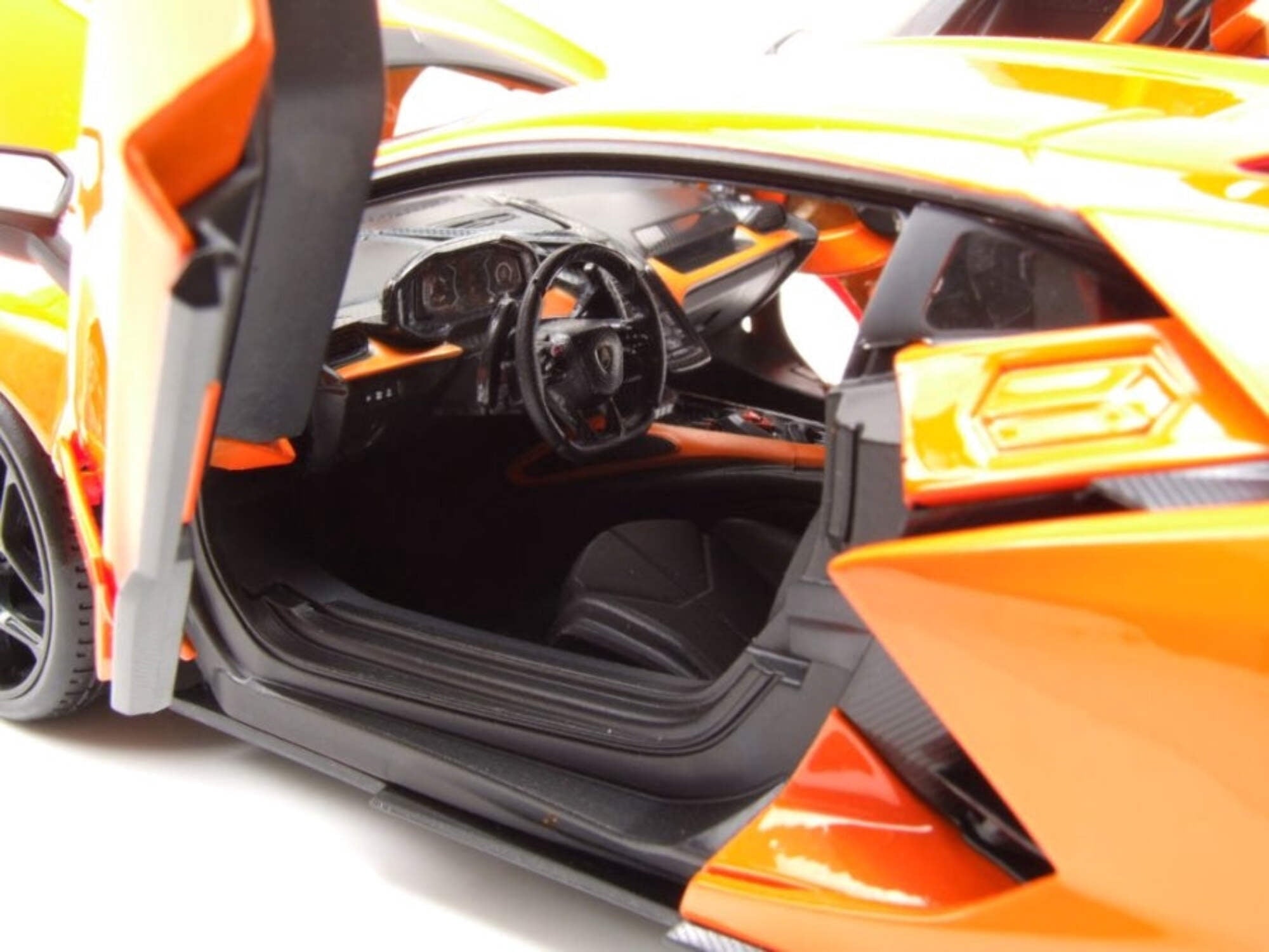 MAISTO 1/18 - LAMBORGHINI Revuelto - 2023