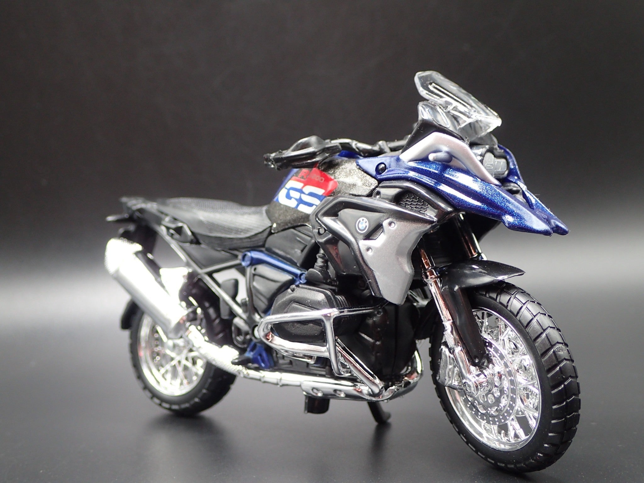 Open Box BMW R 1200 GS 2017 SPORTS BIKE MOTORCYCLE 1/18 SCALE DIORAMA DIECAST MODEL BIKE