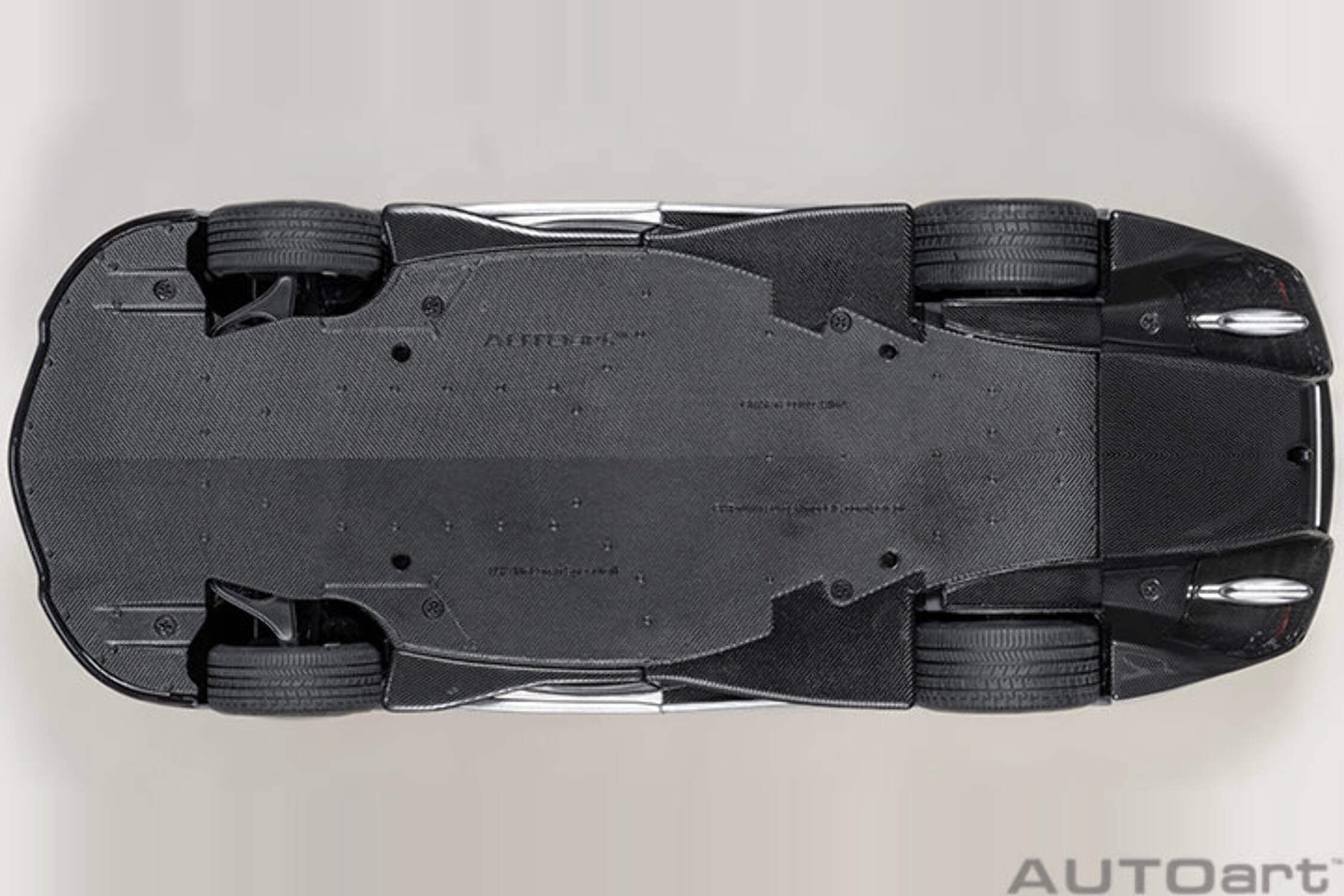 McLaren Speedtail Supernova Silver Metallic with Black Top and Suitcase Accessories 1/18 Model Car by Autoart