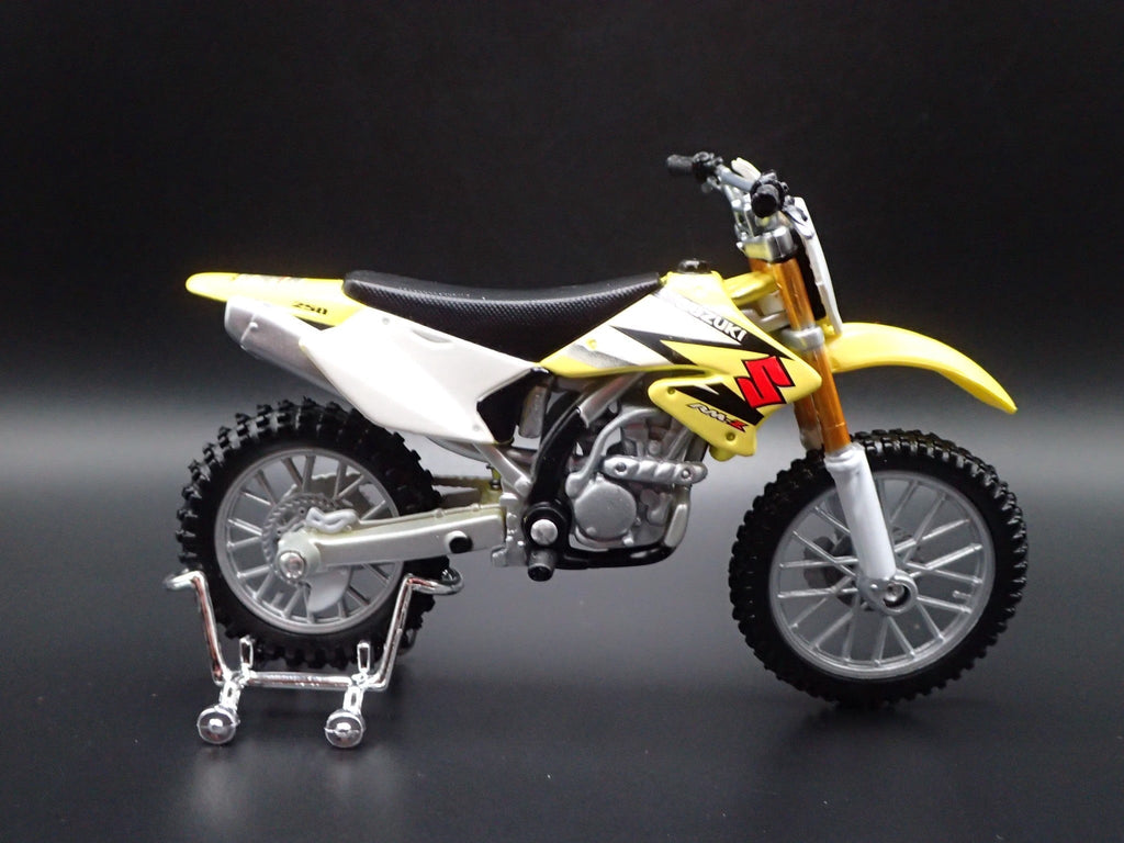 Open Box SUZUKI RM Z250 DIRT BIKE MOTORCYCLE YELLOW 1/18 SCALE DIORAMA DIECAST MODEL BIKE