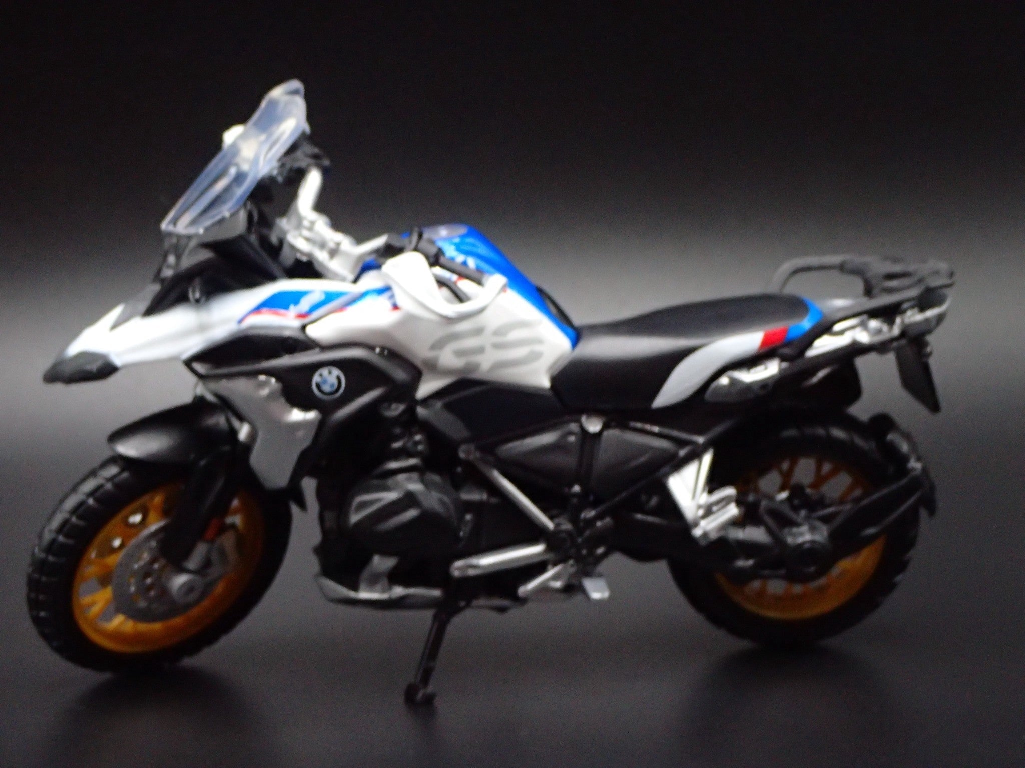 Open Box BMW R 1250 GS SPORTS BIKE MOTORCYCLE WHITE 1/18 SCALE DIORAMA DIECAST MODEL BIKE