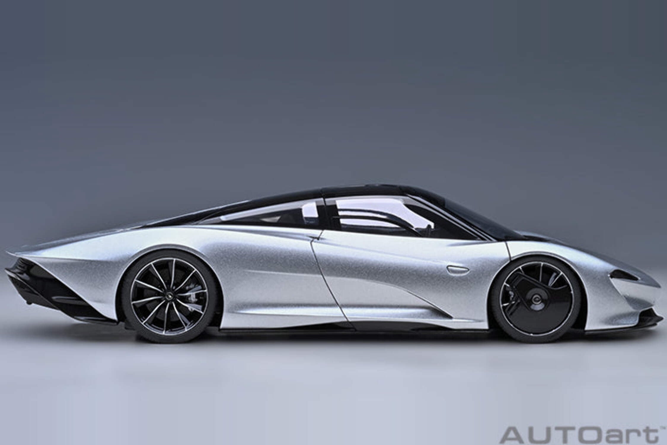 McLaren Speedtail Supernova Silver Metallic with Black Top and Suitcase Accessories 1/18 Model Car by Autoart