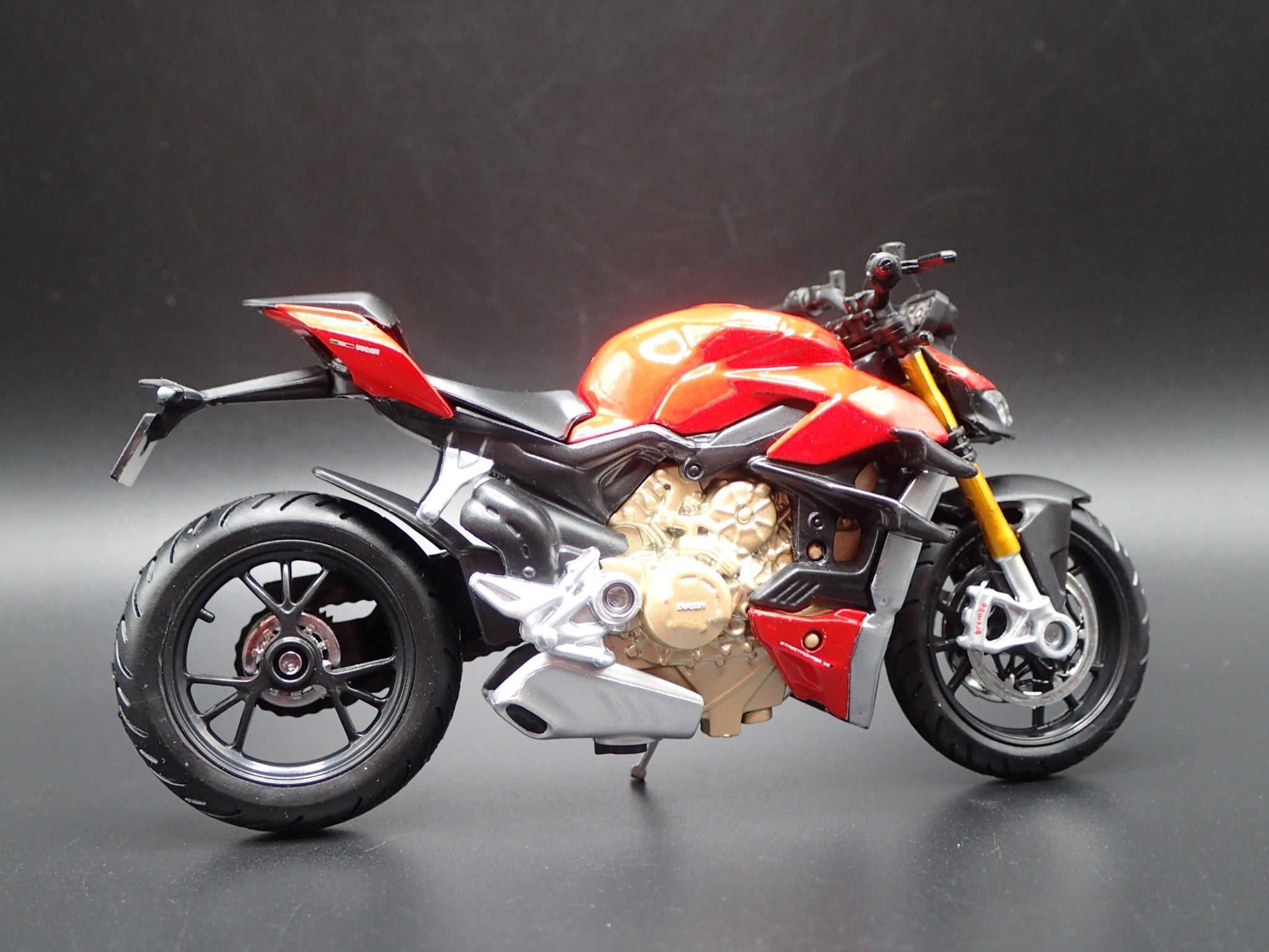 Open Box DUCATI SUPER NAKED V4S BIKE MOTORCYCLE RED 1/18 SCALE DIORAMA DIECAST MODEL BIKE
