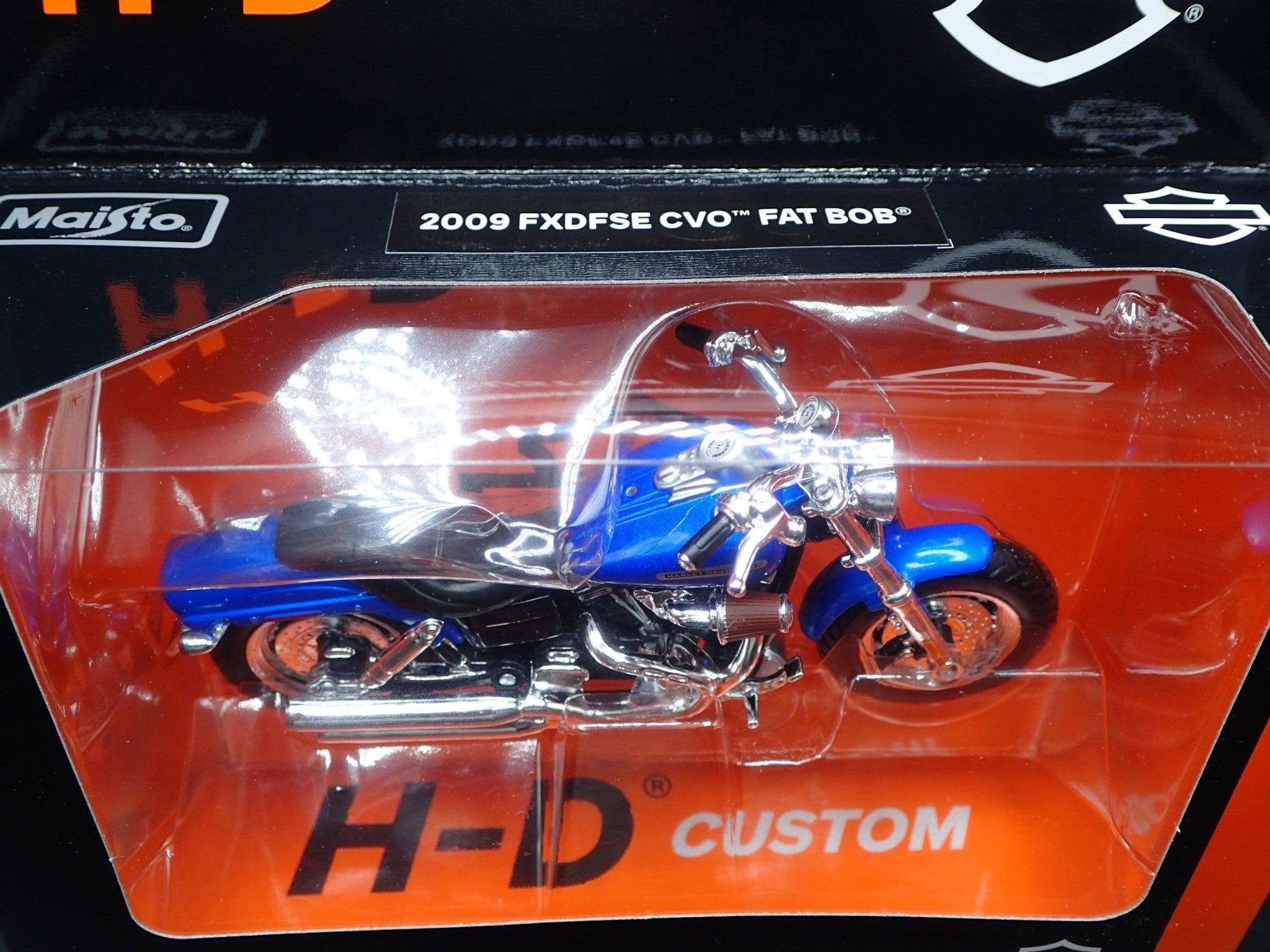 2009 09 FXDFSE CVO FAT BOB HARLEY DAVIDSON MOTORCYCLE MAISTO SERIES 42 1/18 BIKE
