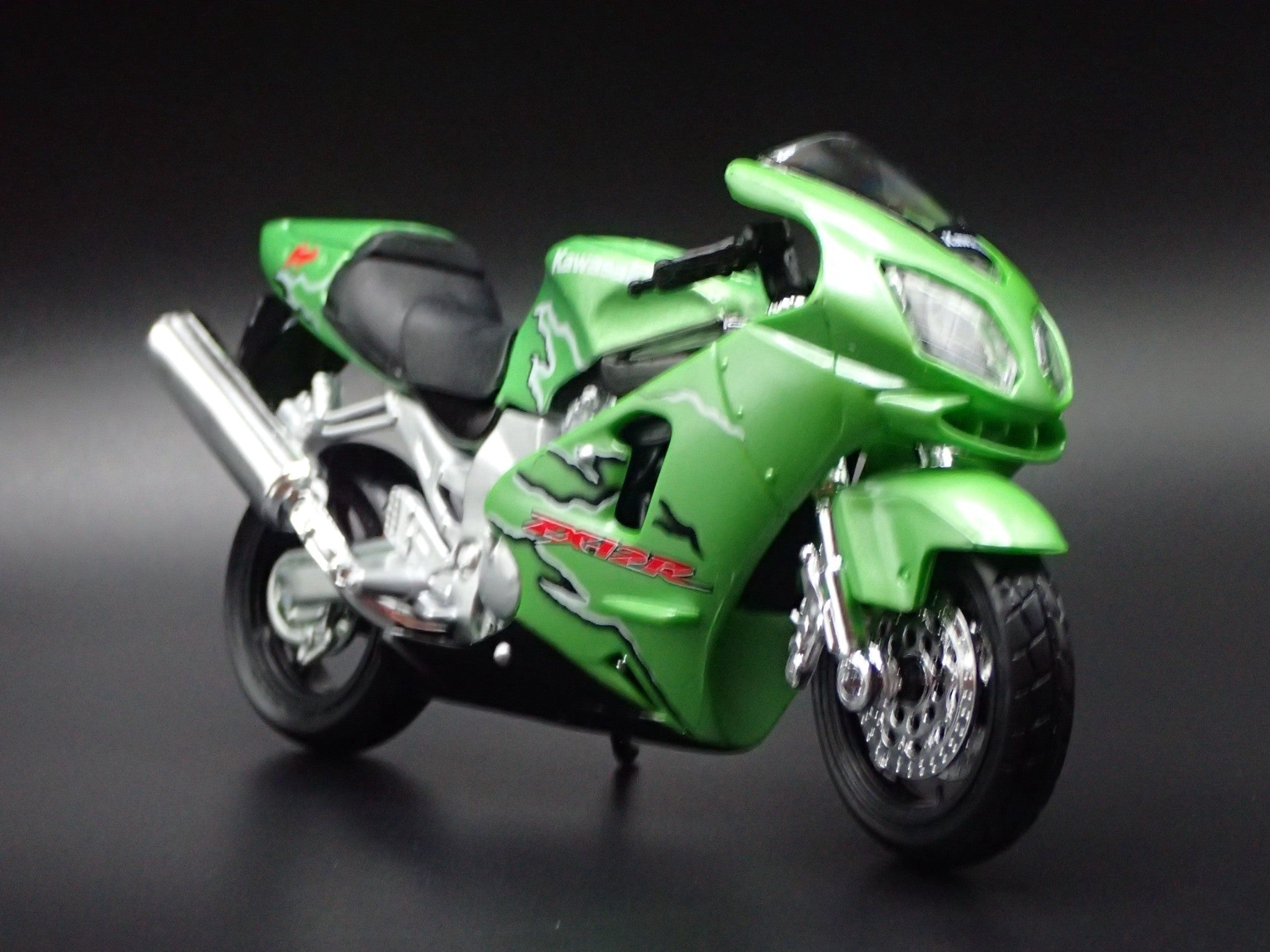Open Box KAWASAKI NINJA ZX12R BIKE MOTORCYCLE GREEN 1/18 SCALE DIORAMA DIECAST MODEL BIKE