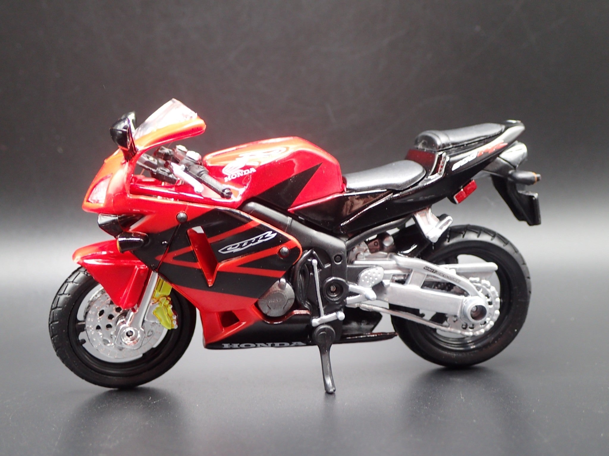 Open Box HONDA CBR600RR SPORT BIKE MOTORCYCLE RED 1/18 SCALE DIORAMA DIECAST MODEL BIKE