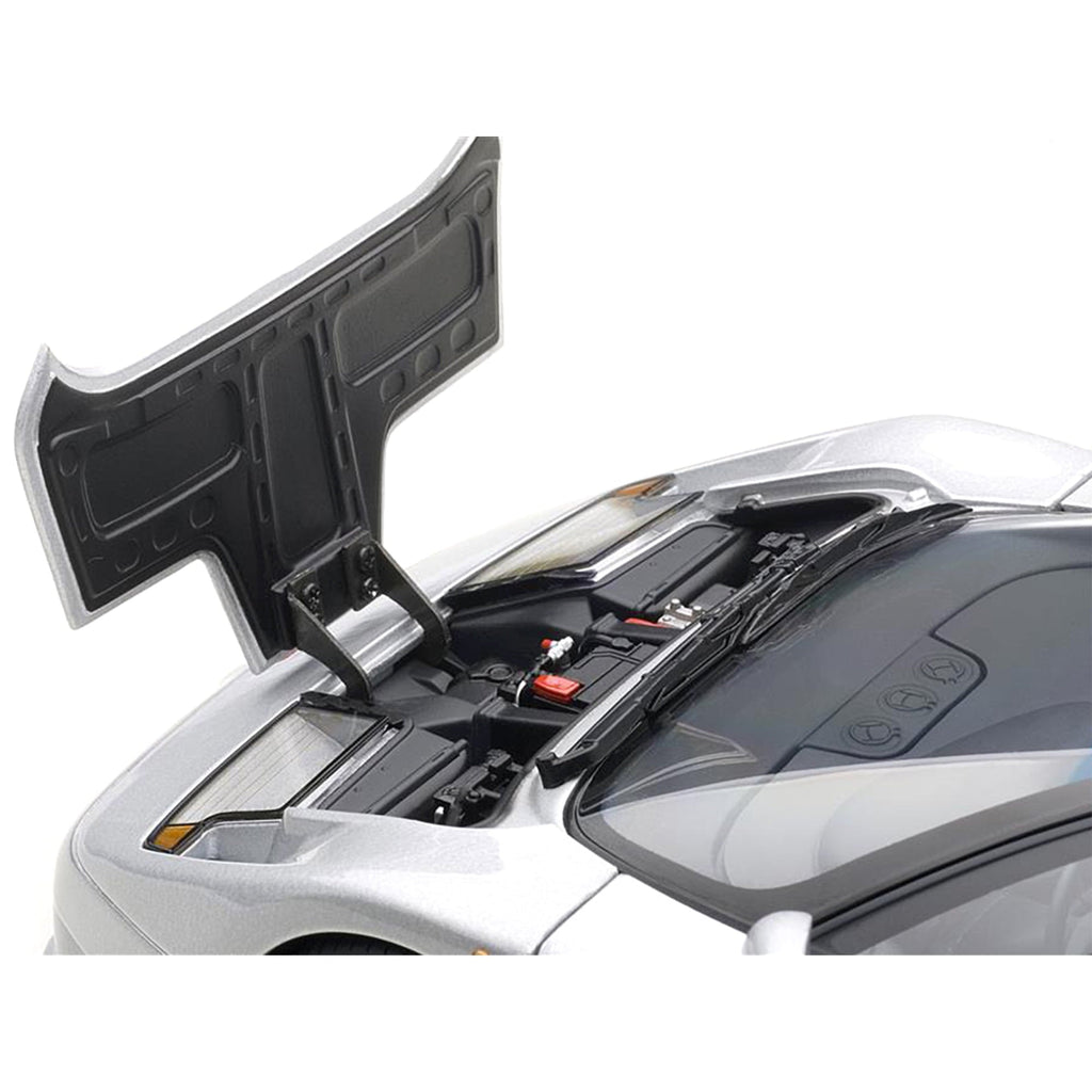Autoart AA70979 1 to 18 Scale Bugatti EB110 GT Silver Diecast Model Car