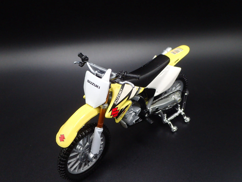 Open Box SUZUKI RM Z250 DIRT BIKE MOTORCYCLE YELLOW 1/18 SCALE DIORAMA DIECAST MODEL BIKE
