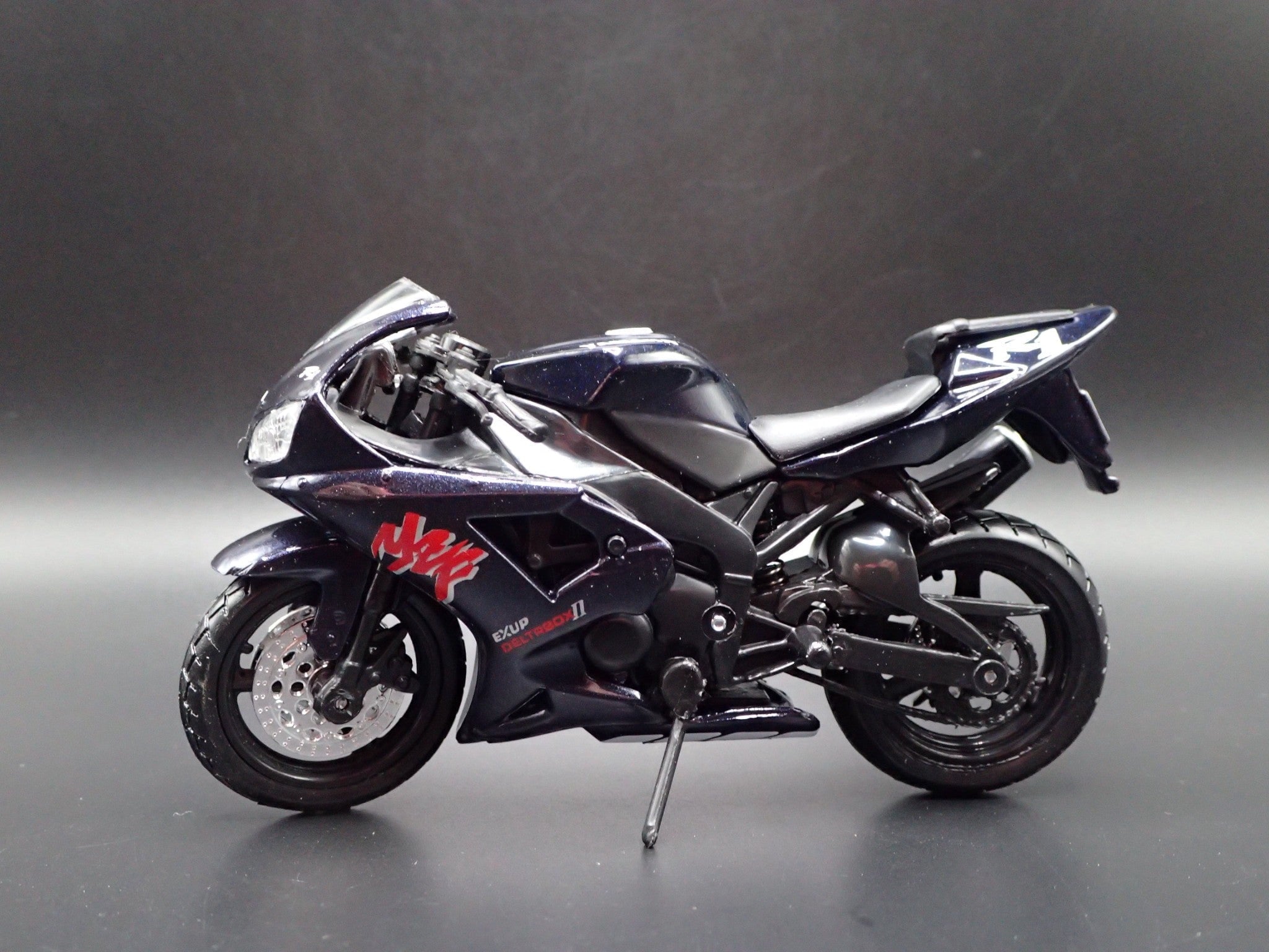 Open Box YAMAHA YZF-R1 SPORT BIKE MOTORCYCLE BLACK 1/18 SCALE DIORAMA DIECAST MODEL BIKE