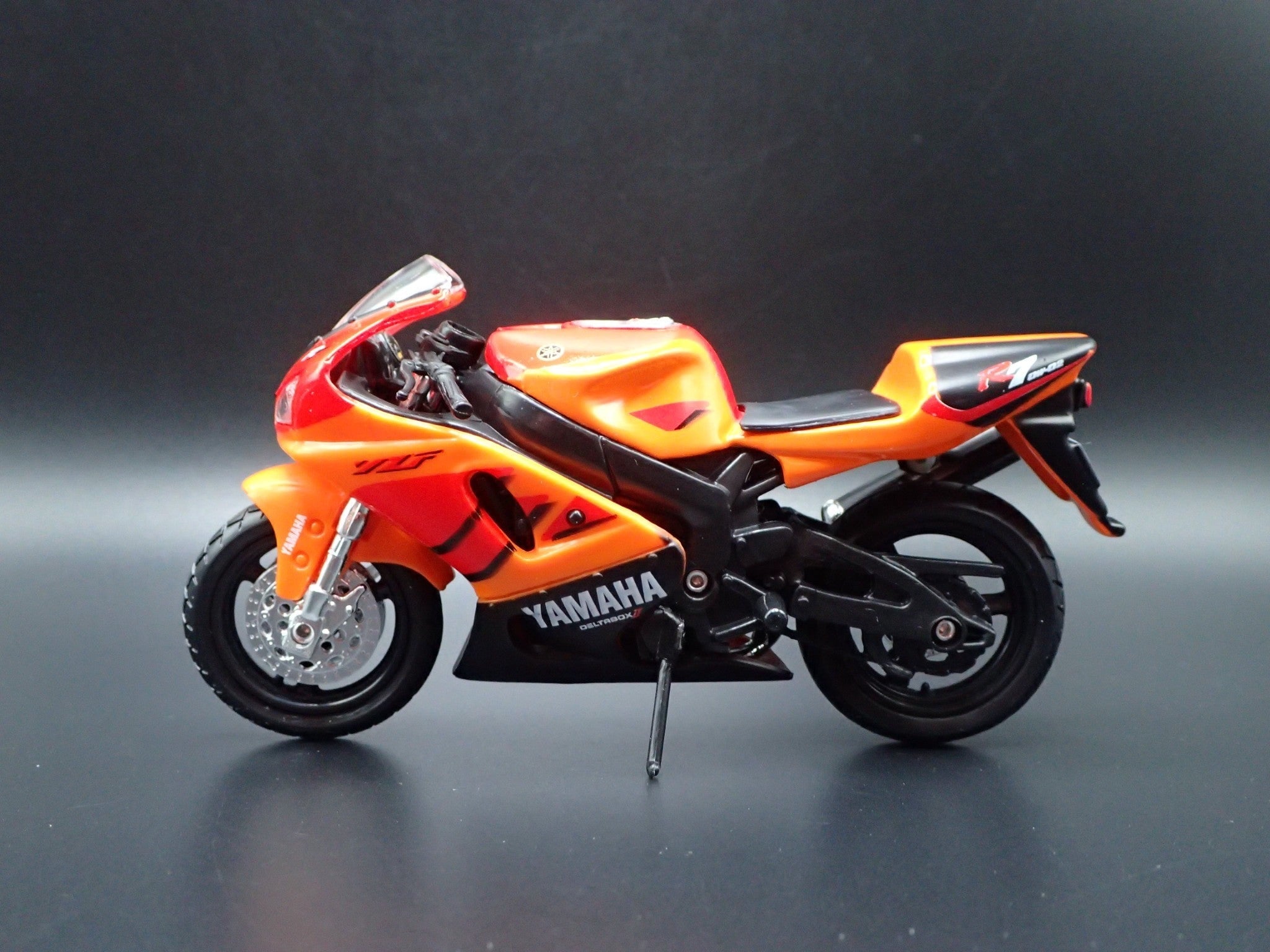 Open Box YAMAHA YZF-R7 SPORT BIKE MOTORCYCLE ORANGE 1/18 SCALE DIORAMA DIECAST MODEL BIKE