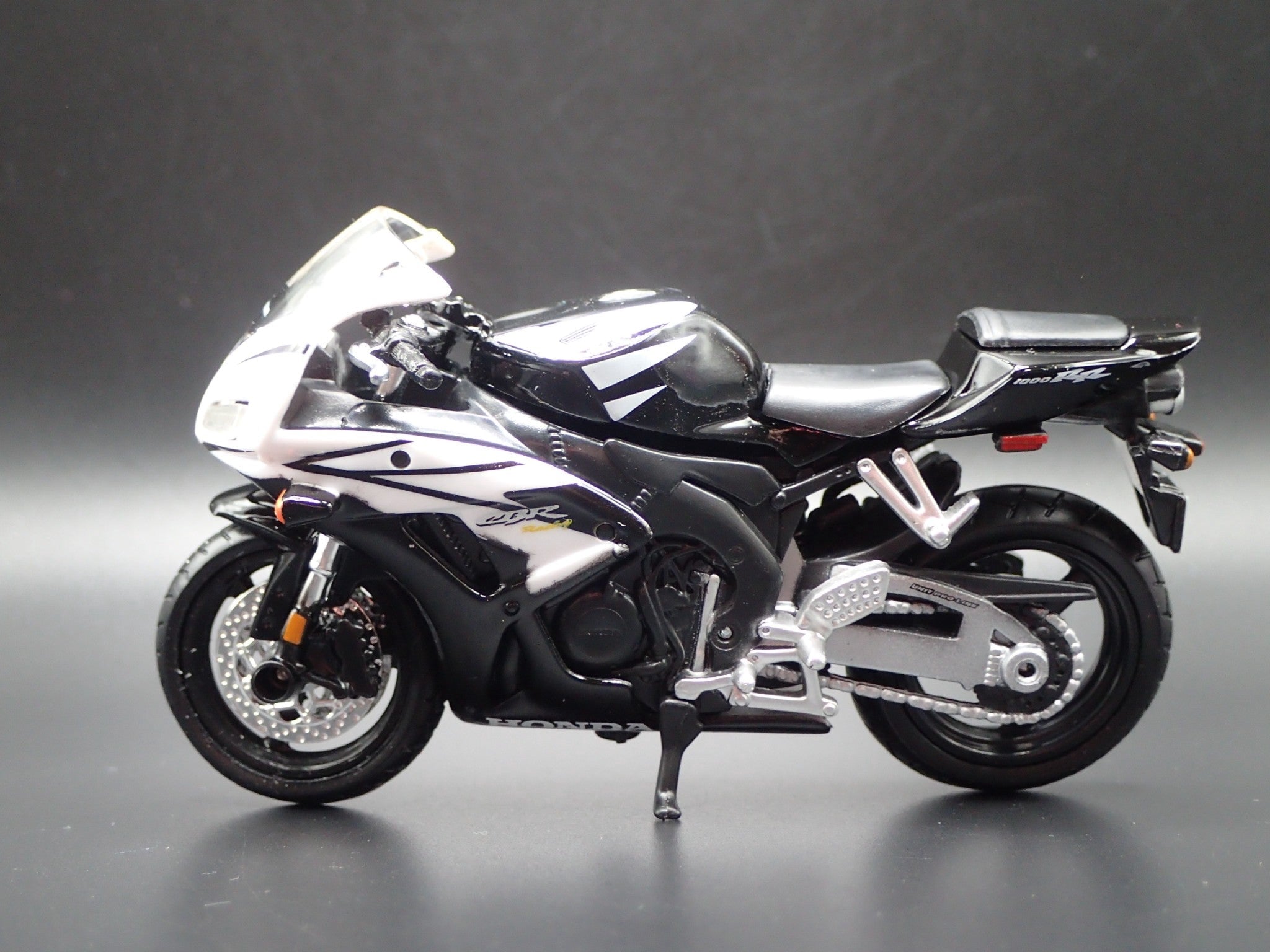 Open Box HONDA CBR1000RR SPORT BIKE MOTORCYCLE 1/18 SCALE DIORAMA DIECAST MODEL BIKE