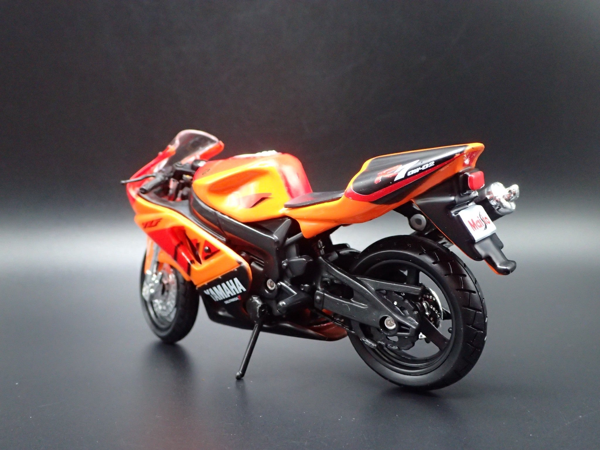 Open Box YAMAHA YZF-R7 SPORT BIKE MOTORCYCLE ORANGE 1/18 SCALE DIORAMA DIECAST MODEL BIKE