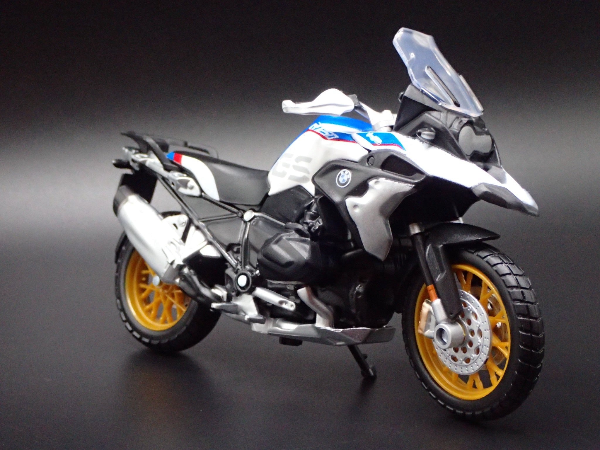 Open Box BMW R 1250 GS SPORTS BIKE MOTORCYCLE WHITE 1/18 SCALE DIORAMA DIECAST MODEL BIKE