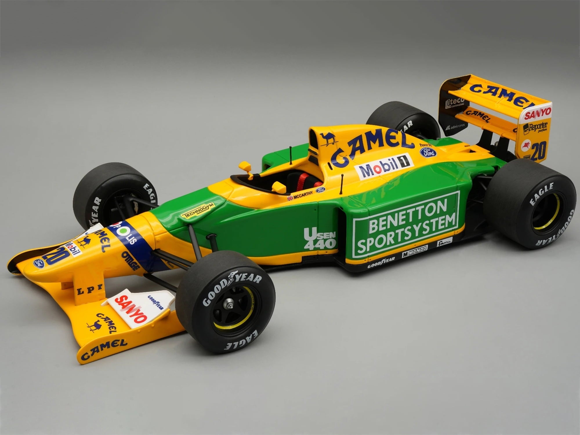 Benetton B192 #20 Perry McCarthy Test Car F1 "British GP" (1992) "Mythos Series" with Display Case 1/18 Model Car by Tecnomodel