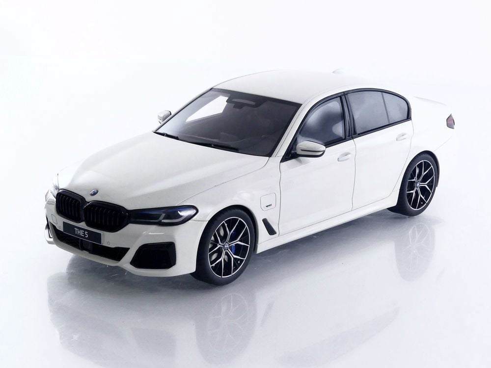 2023 BMW 545e xDrive M Sport Alpine White 1/18 Model Car by GT Spirit
