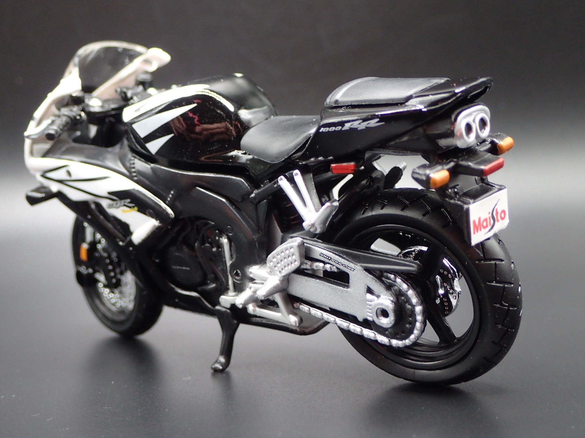 Open Box HONDA CBR1000RR SPORT BIKE MOTORCYCLE 1/18 SCALE DIORAMA DIECAST MODEL BIKE