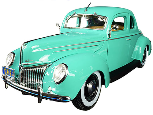 1939 Ford Deluxe Light Green 1/18 Diecast Model Car by Maisto