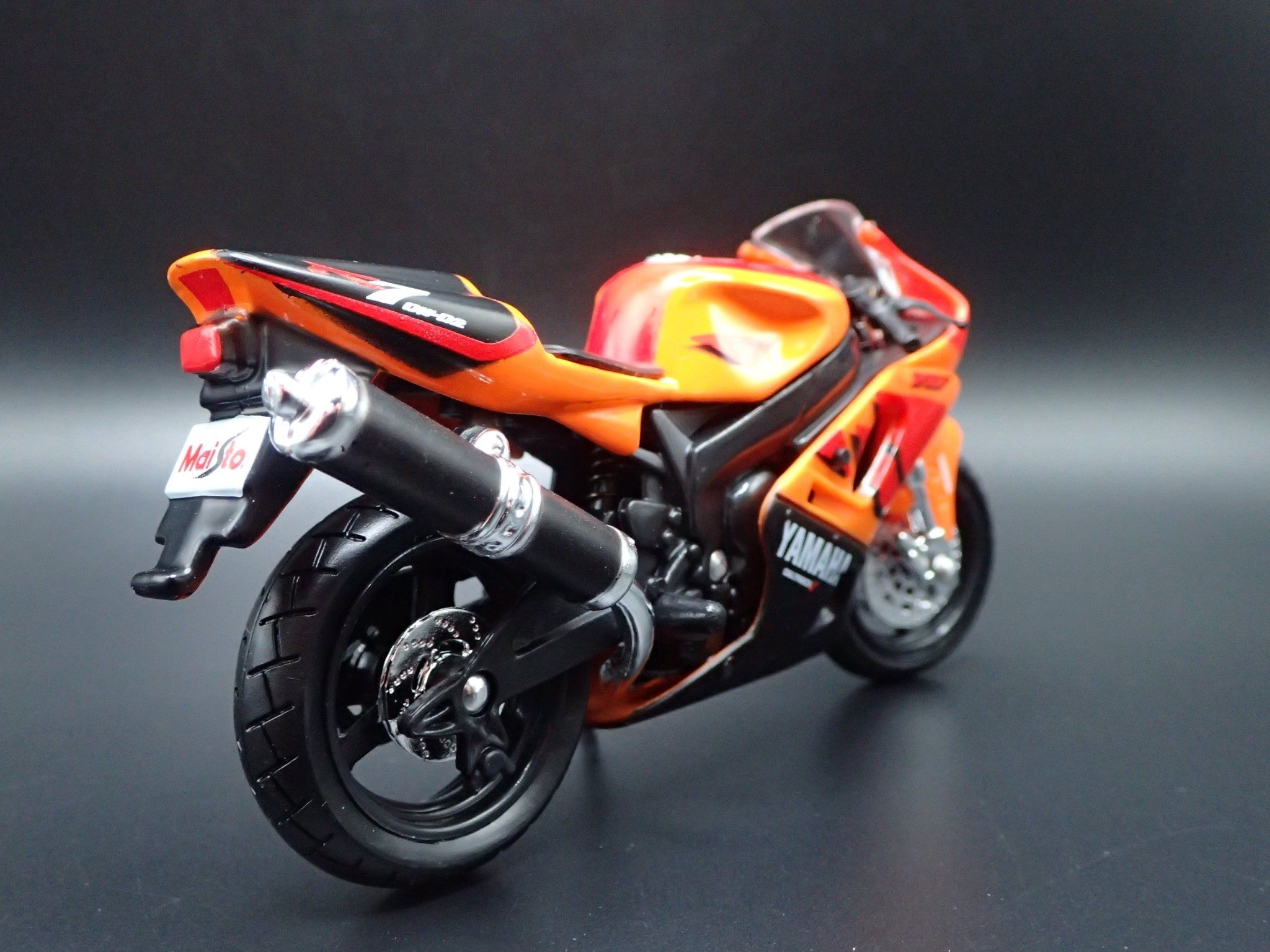 Open Box YAMAHA YZF-R7 SPORT BIKE MOTORCYCLE ORANGE 1/18 SCALE DIORAMA DIECAST MODEL BIKE