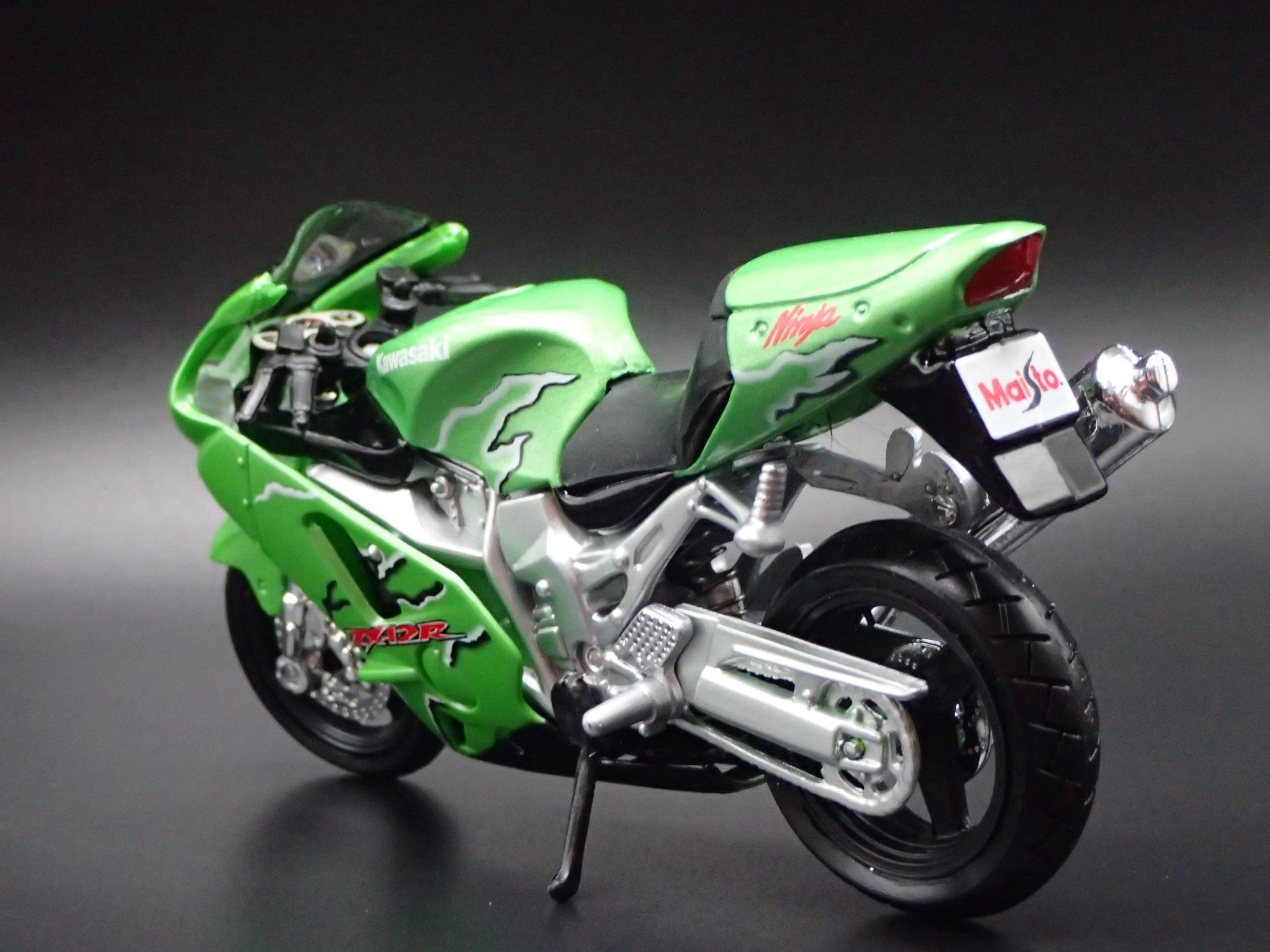 Open Box KAWASAKI NINJA ZX12R BIKE MOTORCYCLE GREEN 1/18 SCALE DIORAMA DIECAST MODEL BIKE