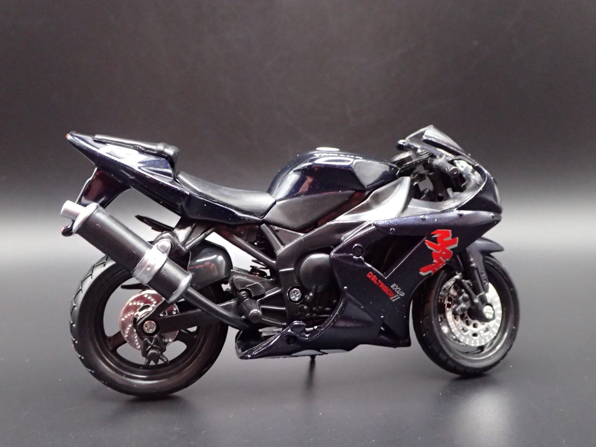 Open Box YAMAHA YZF-R1 SPORT BIKE MOTORCYCLE BLACK 1/18 SCALE DIORAMA DIECAST MODEL BIKE