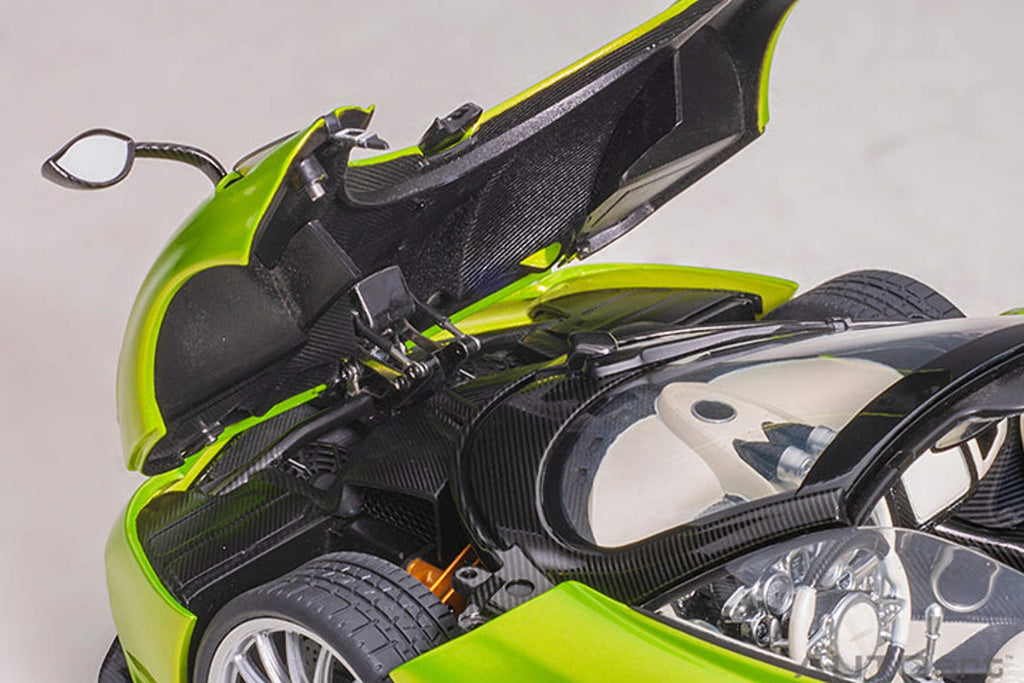 Pagani Huayra Roadster Verde Firenze Green Metallic and Carbon with Luggage Set 1/18 Model Car by Autoart