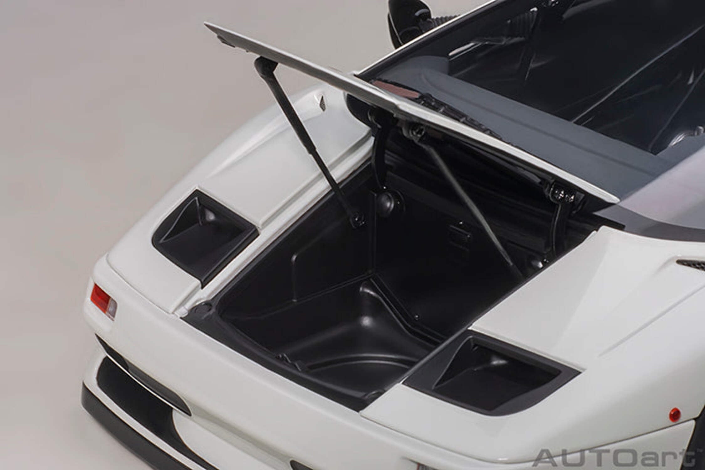 Lamborghini Diablo SV-R Impact White 1/18 Model Car by Autoart