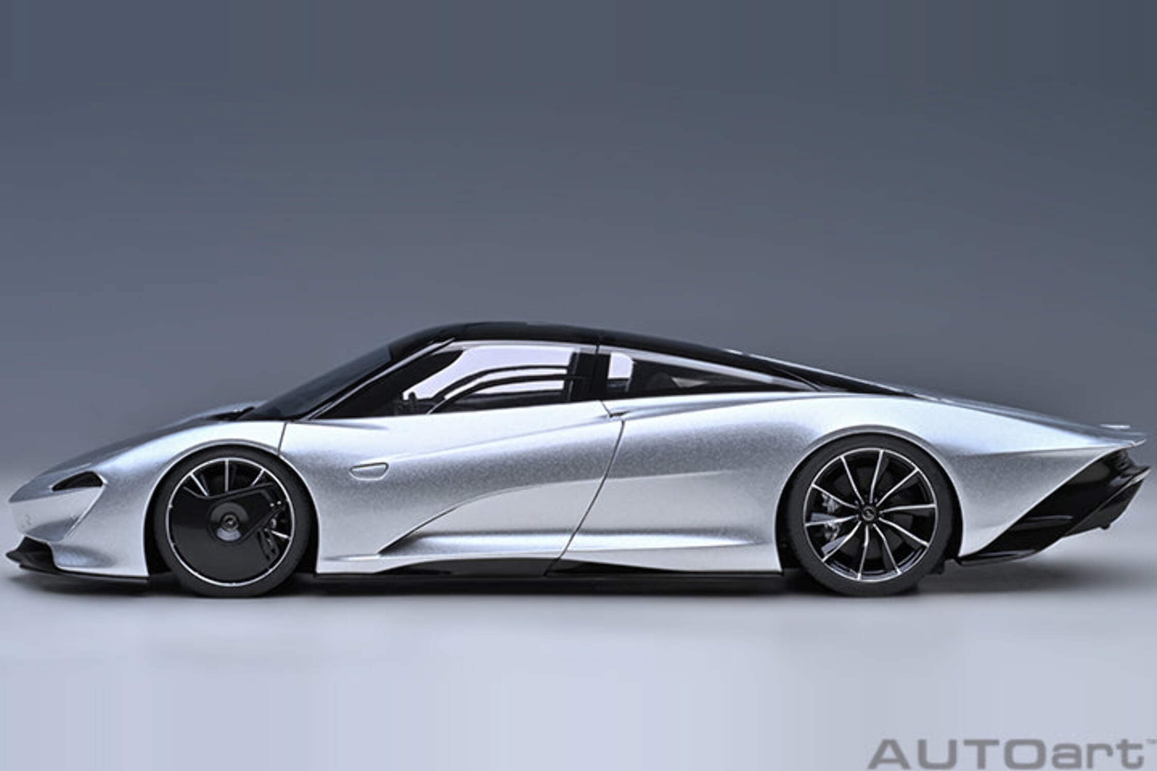 McLaren Speedtail Supernova Silver Metallic with Black Top and Suitcase Accessories 1/18 Model Car by Autoart