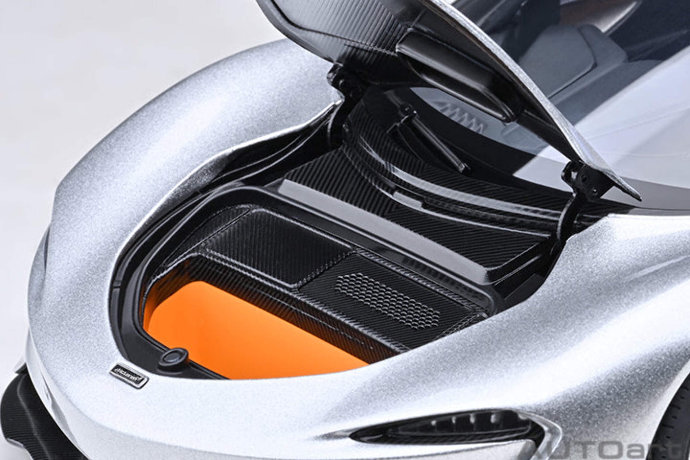 McLaren Speedtail Supernova Silver Metallic with Black Top and Suitcase Accessories 1/18 Model Car by Autoart
