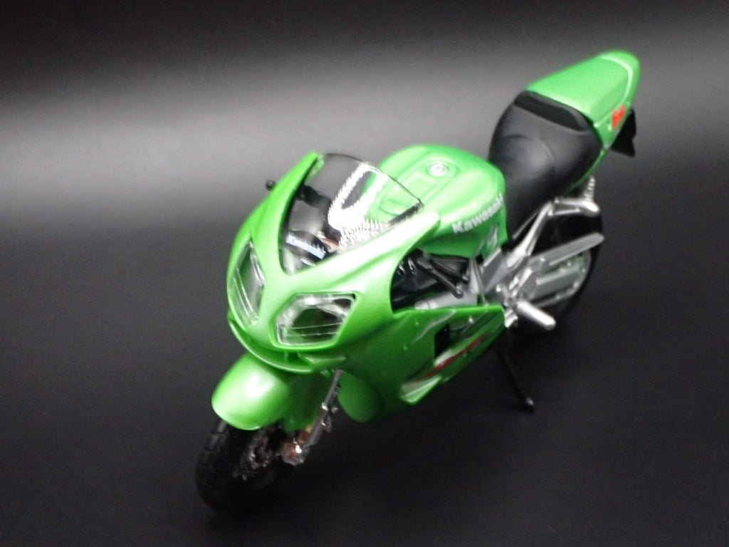 Open Box KAWASAKI NINJA ZX12R BIKE MOTORCYCLE GREEN 1/18 SCALE DIORAMA DIECAST MODEL BIKE