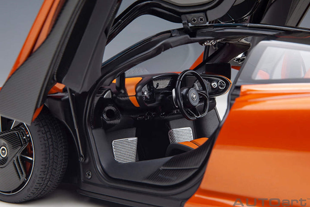 McLaren Speedtail Volcano Orange Metallic with Black Top and Suitcase Accessories 1/18 Model Car by Autoart