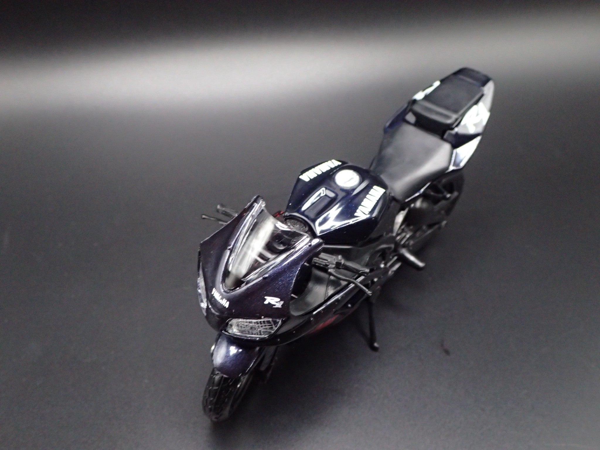 Open Box YAMAHA YZF-R1 SPORT BIKE MOTORCYCLE BLACK 1/18 SCALE DIORAMA DIECAST MODEL BIKE