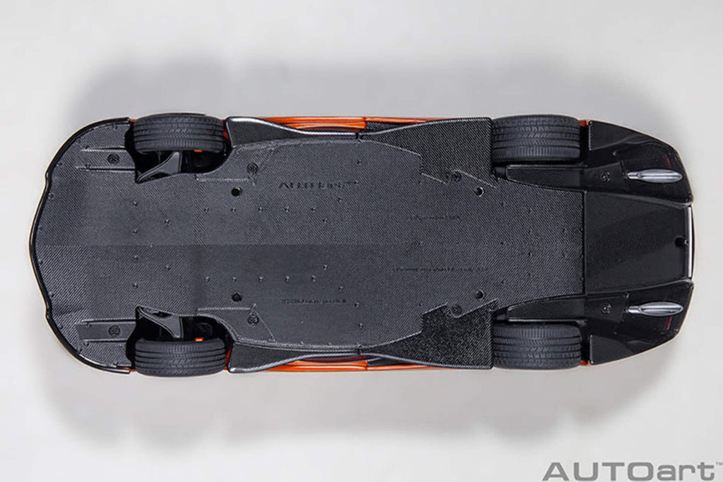 McLaren Speedtail Volcano Orange Metallic with Black Top and Suitcase Accessories 1/18 Model Car by Autoart