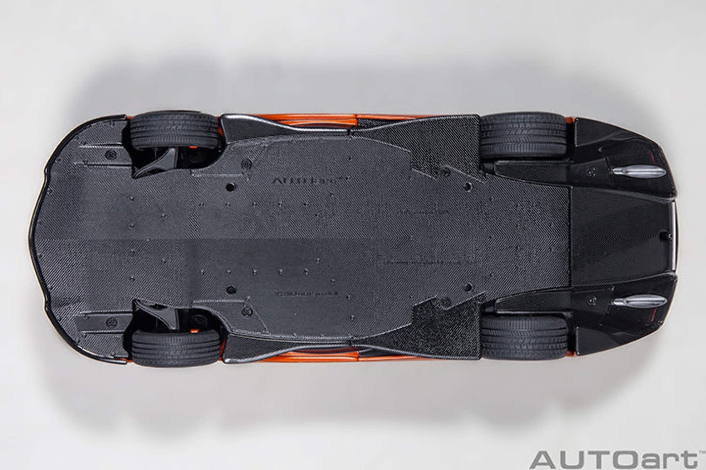 McLaren Speedtail Volcano Orange Metallic with Black Top and Suitcase Accessories 1/18 Model Car by Autoart