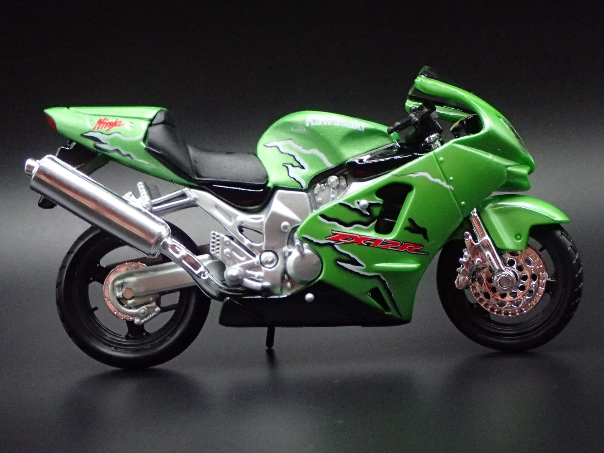 Open Box KAWASAKI NINJA ZX12R BIKE MOTORCYCLE GREEN 1/18 SCALE DIORAMA DIECAST MODEL BIKE